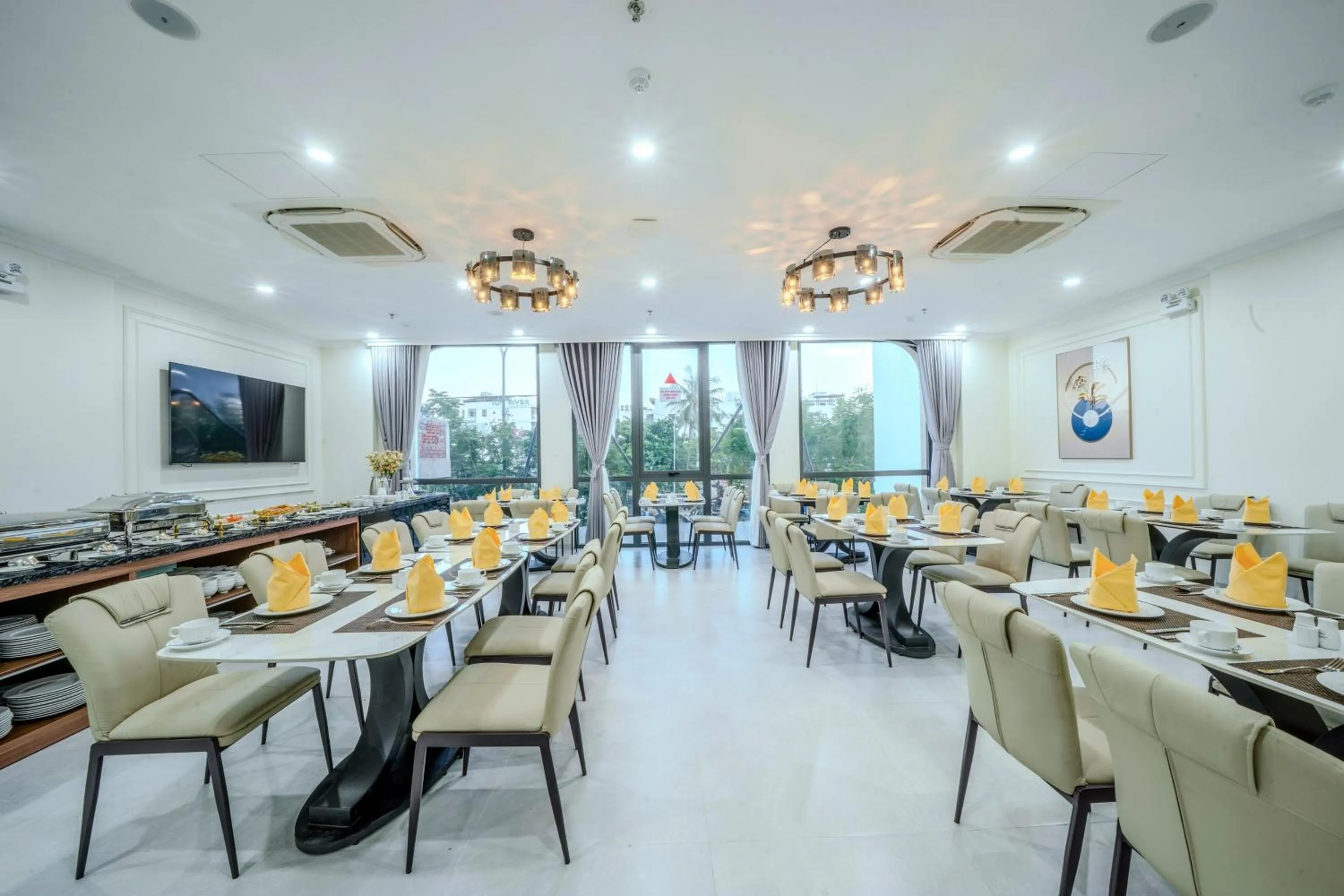 Restaurant/places to eat in Tourane Boutique Hotel