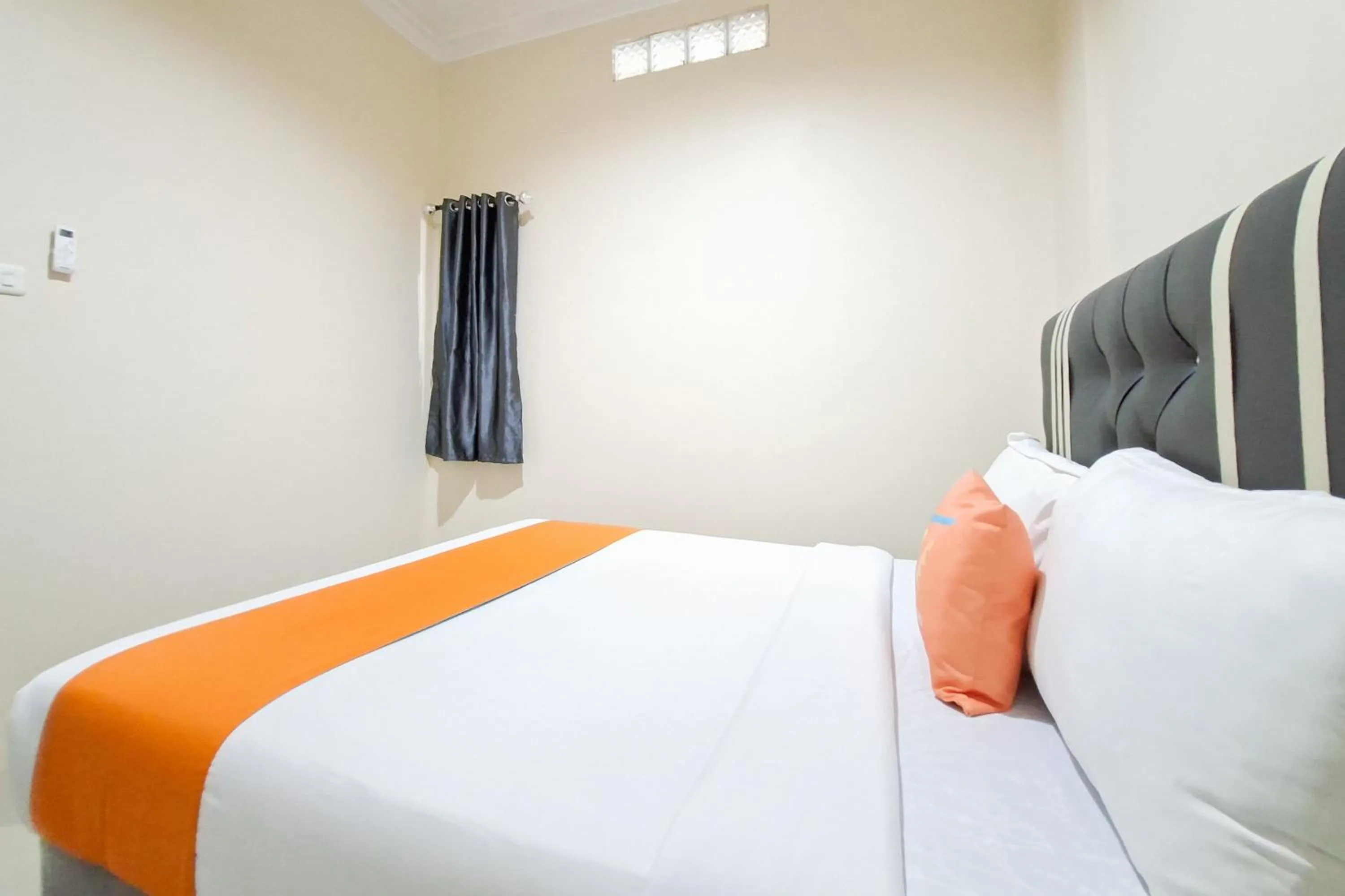 Bedroom, Bed in Sans Hotel Bliss Pekanbaru