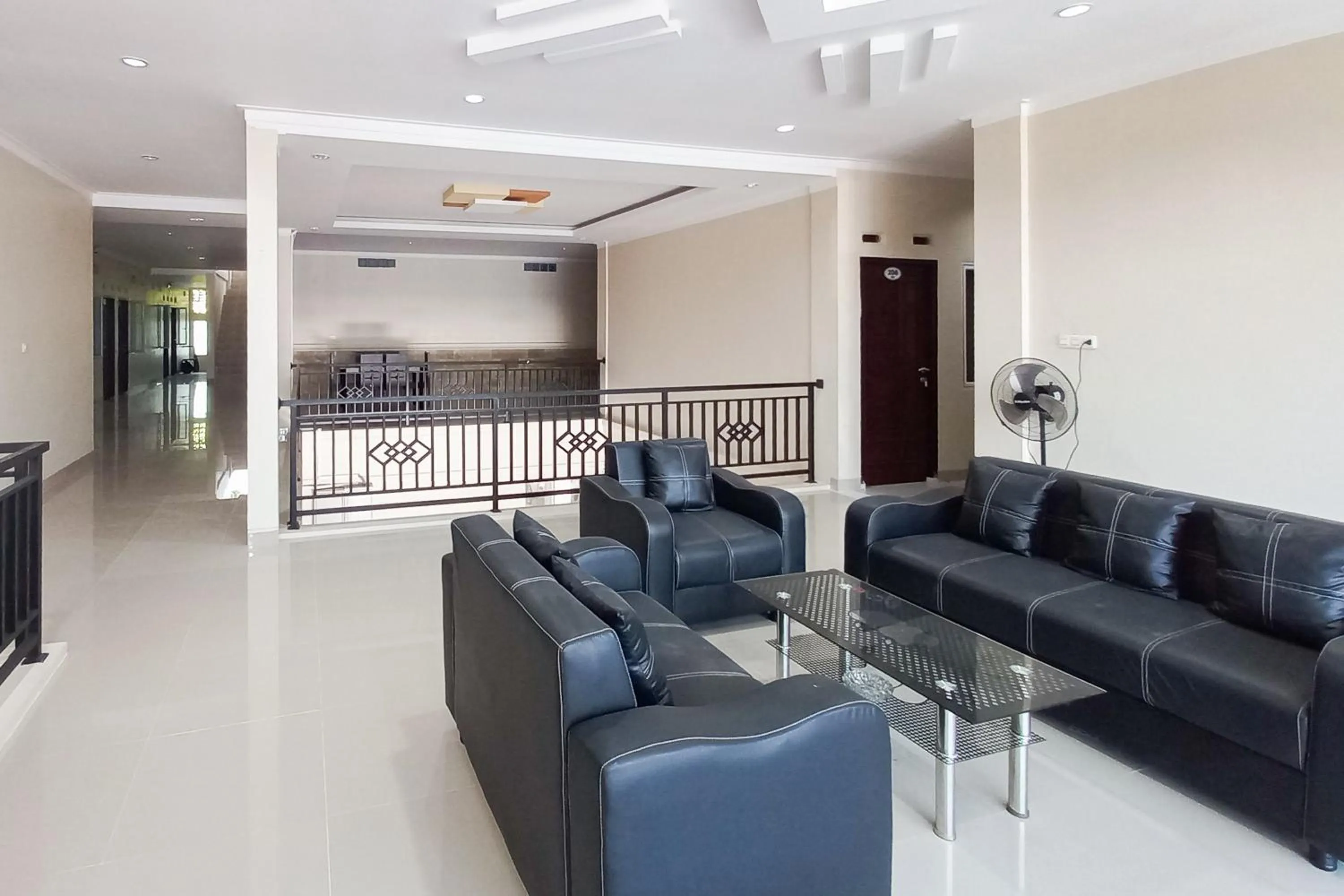 Seating area in Sans Hotel Bliss Pekanbaru