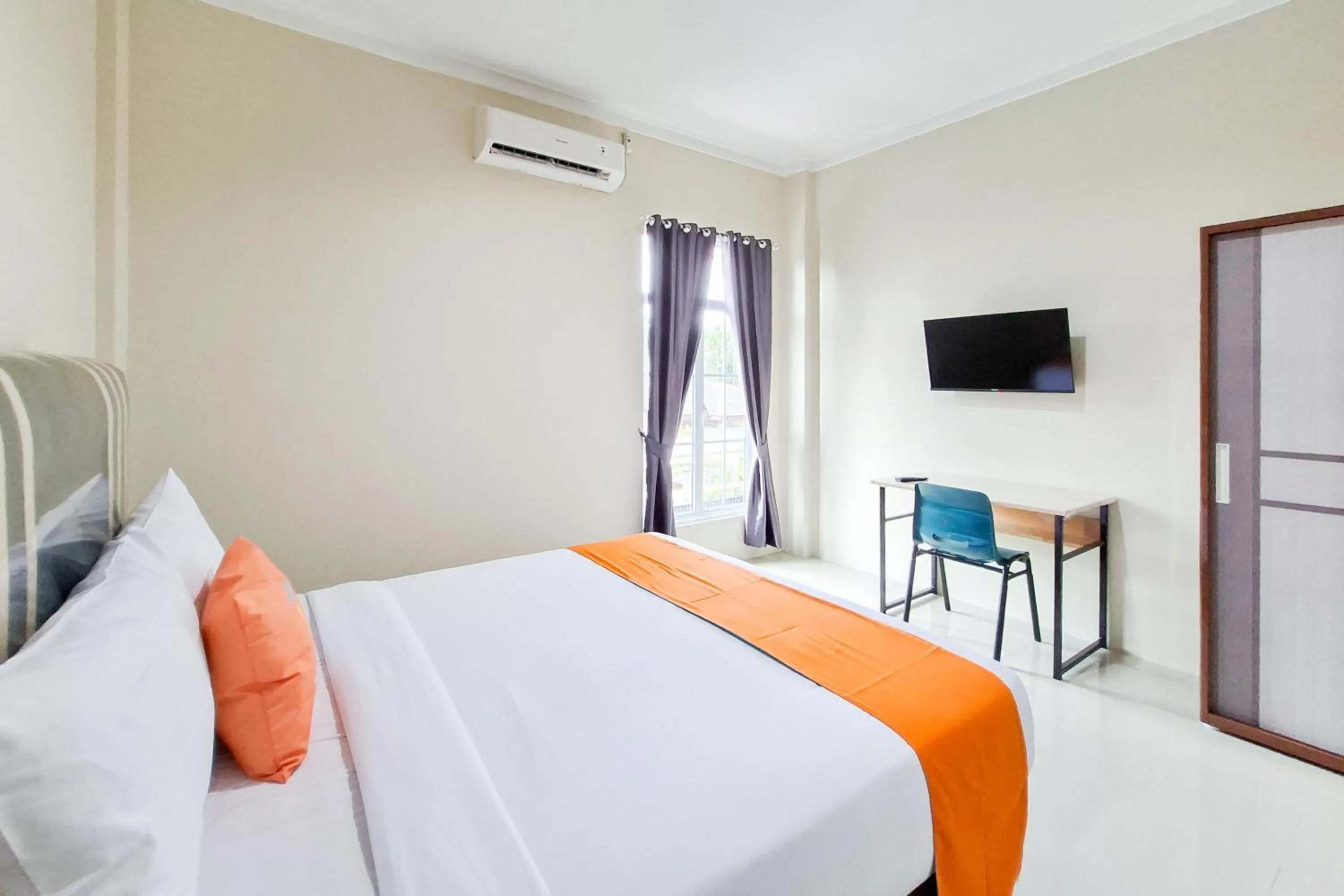 Bedroom, Bed in Sans Hotel Bliss Pekanbaru