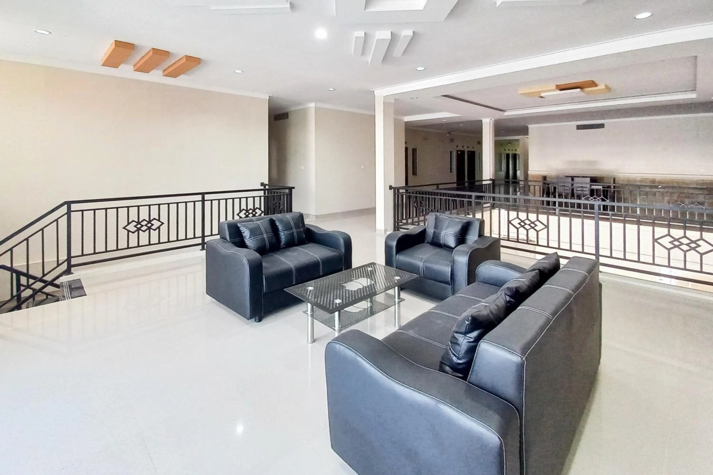 Seating area in Sans Hotel Bliss Pekanbaru