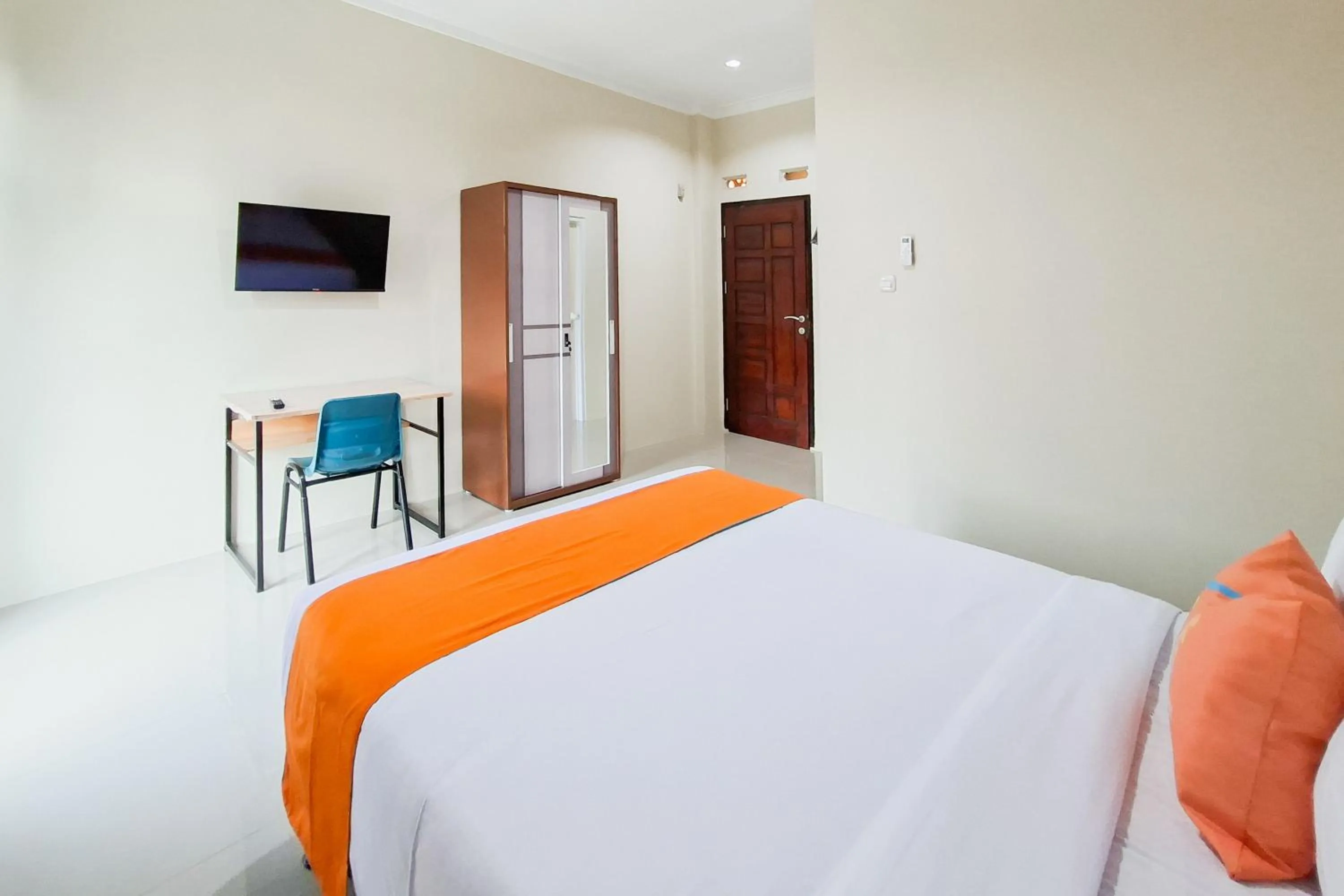 Bedroom, Bed in Sans Hotel Bliss Pekanbaru