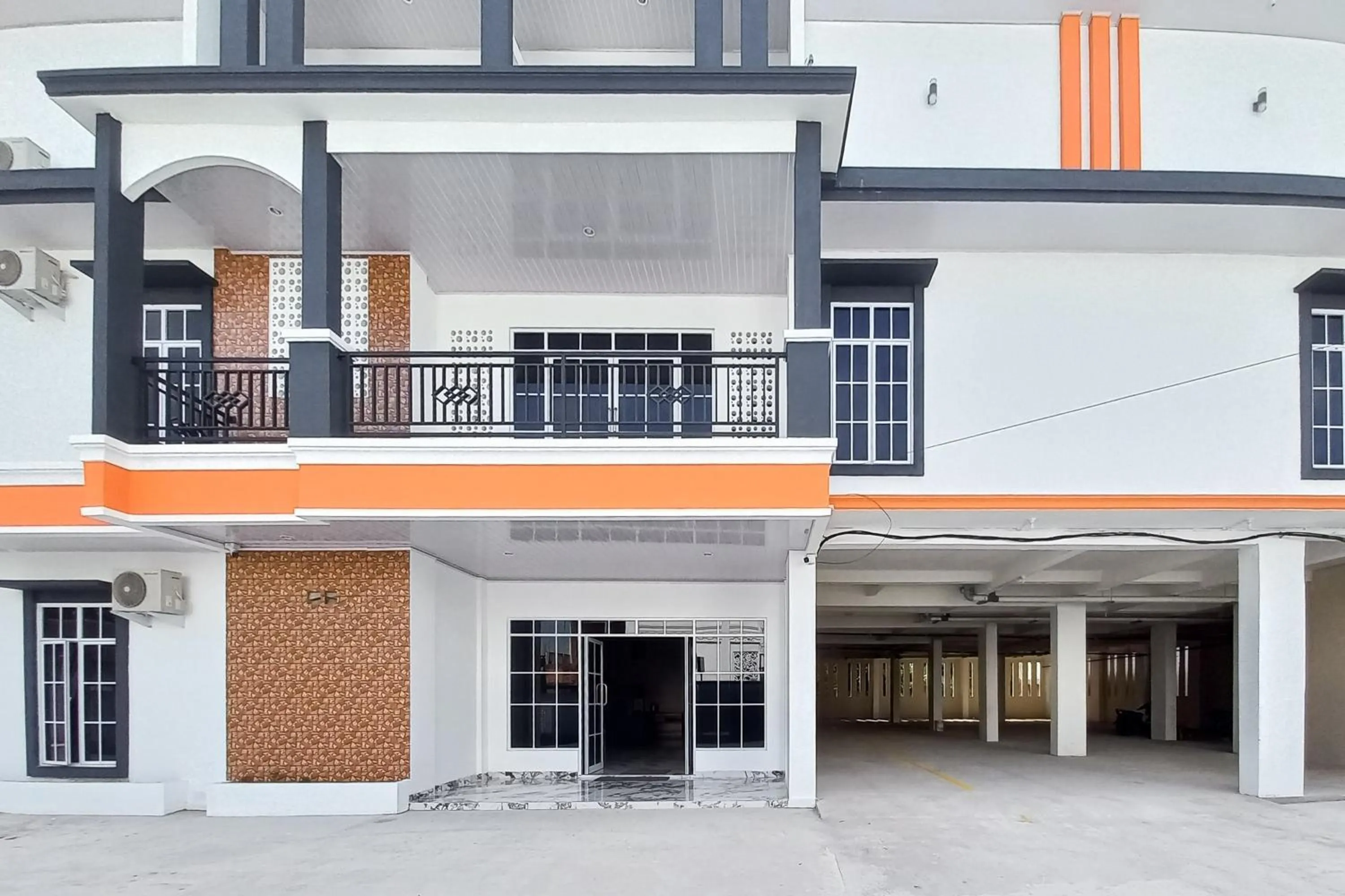 Facade/entrance in Sans Hotel Bliss Pekanbaru