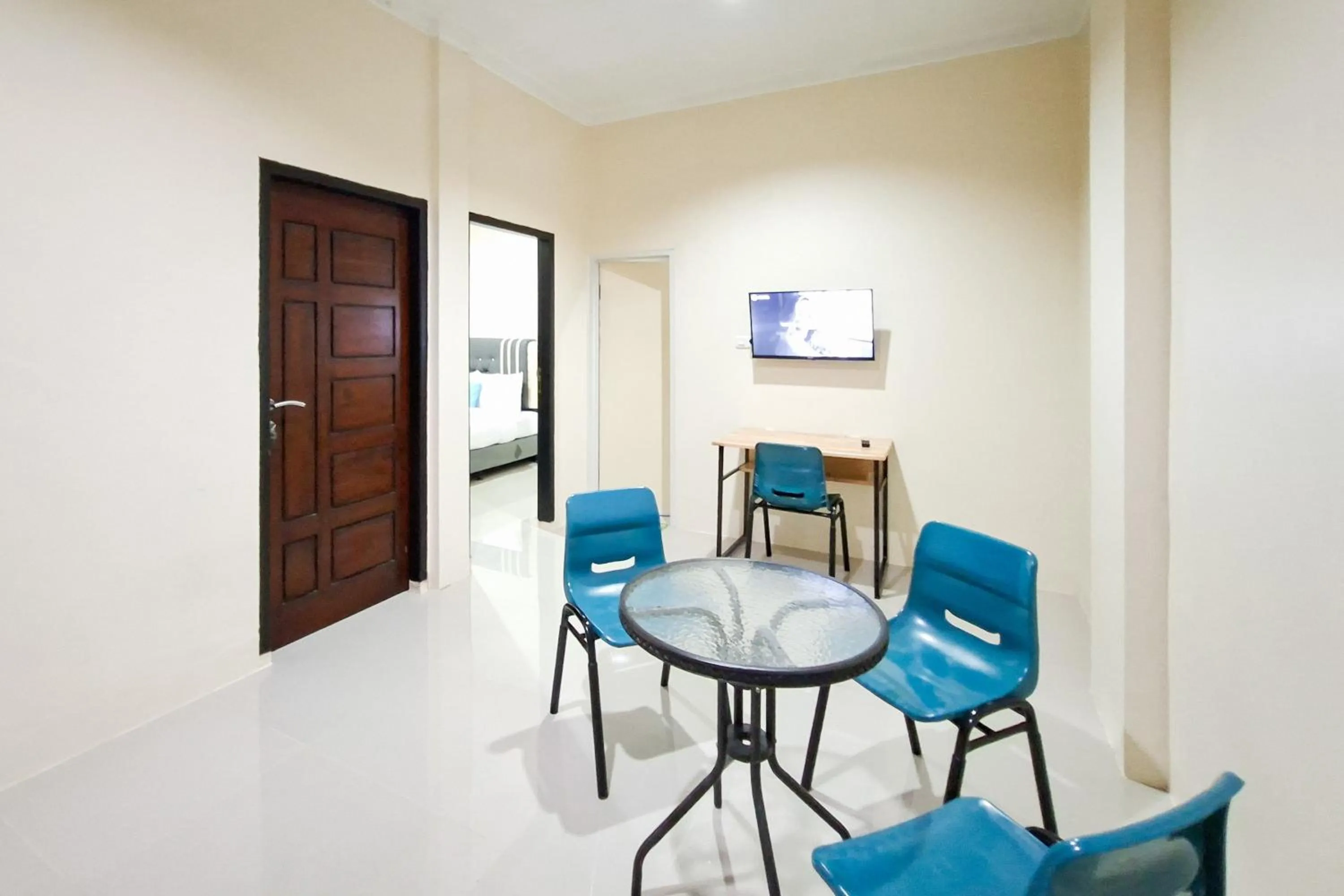 Seating area in Sans Hotel Bliss Pekanbaru