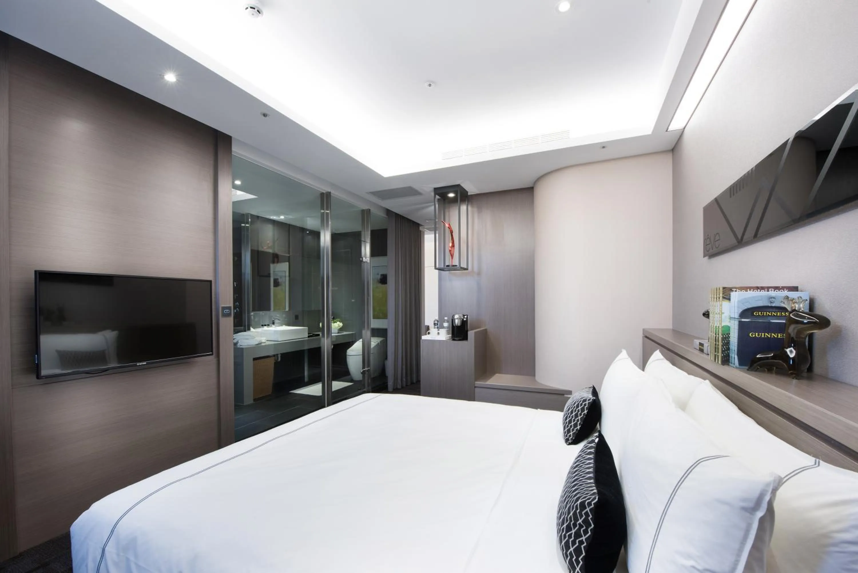 Photo of the whole room, Bed in Hotel Reve Taichung