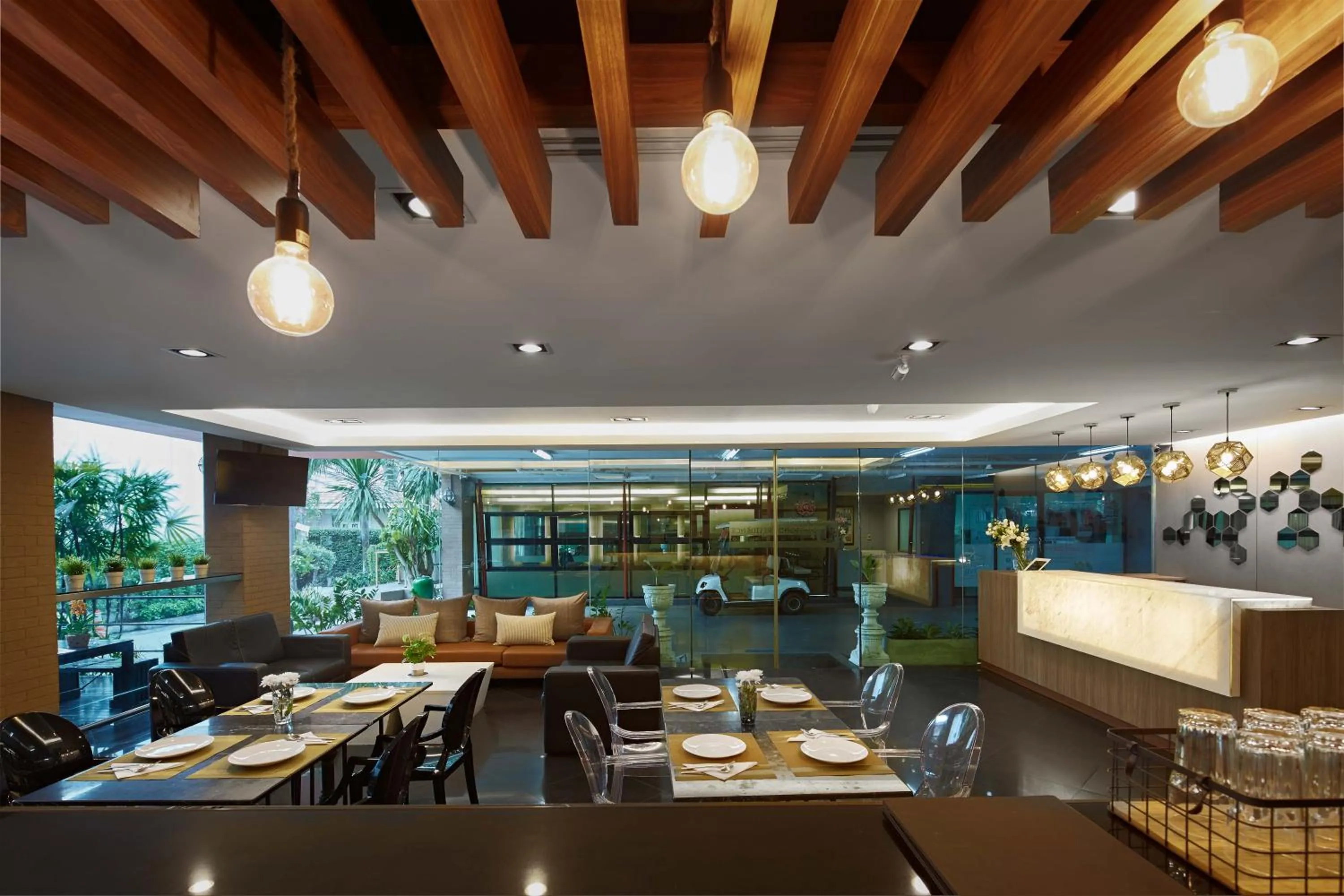 Restaurant/places to eat in Diamond Residence Ratchada