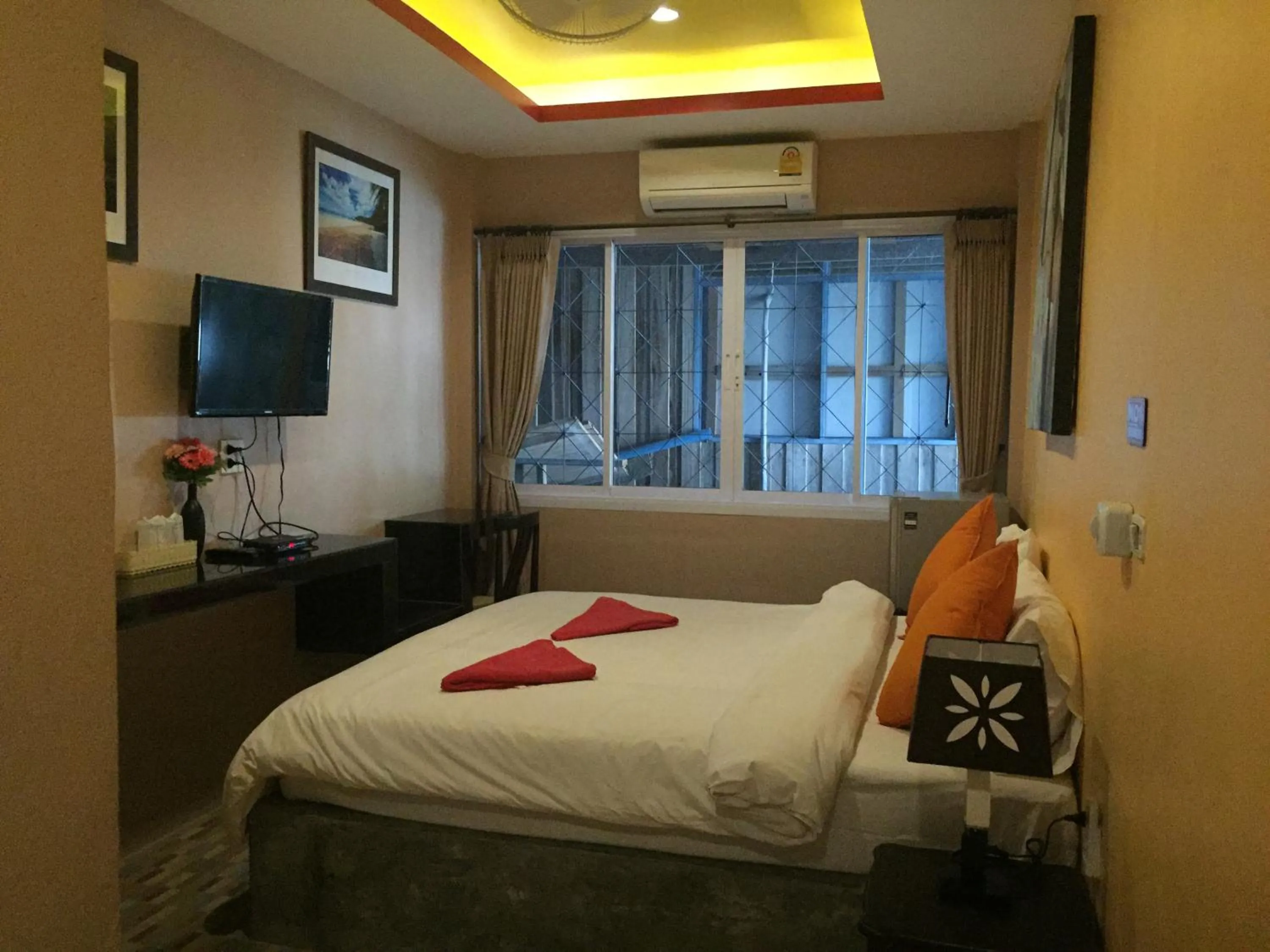 Photo of the whole room, Bed in Bro&Sis Place