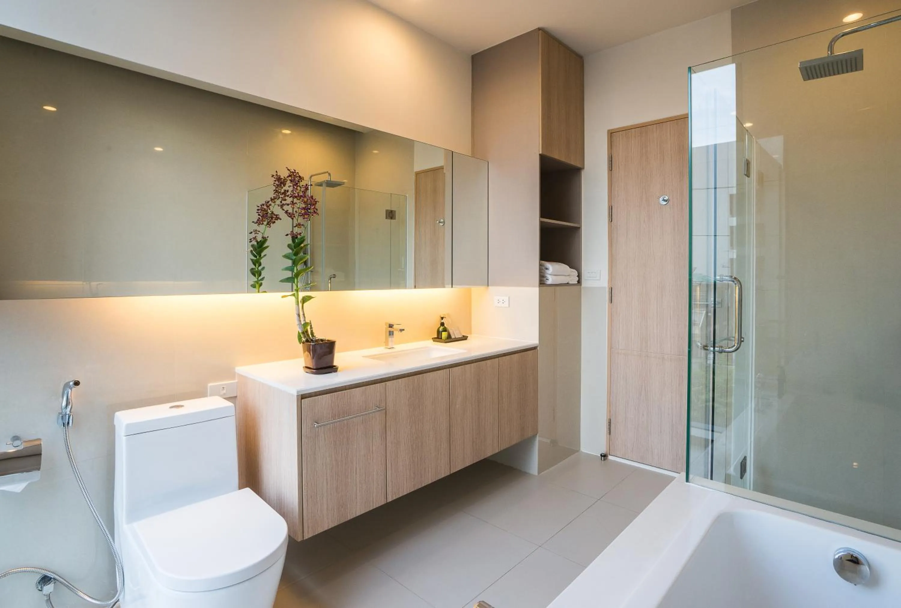 Bathroom in The Residence on Thonglor by UHG
