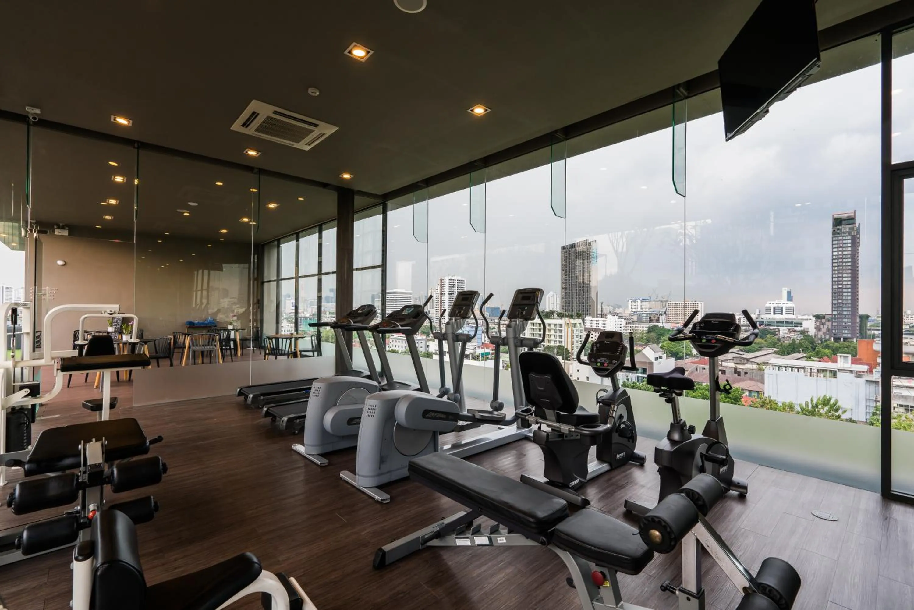 Fitness centre/facilities in The Residence on Thonglor by UHG