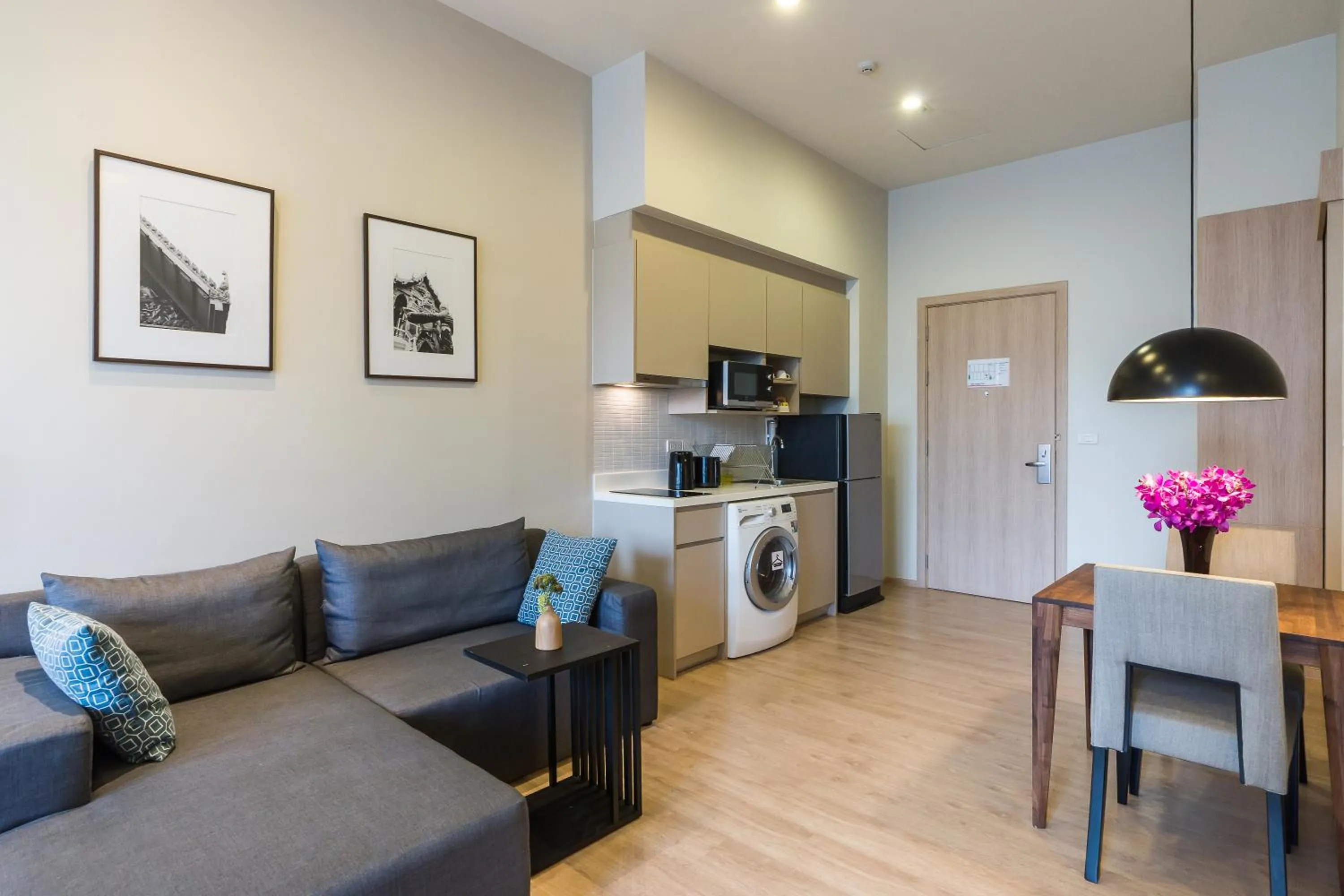 Living room in The Residence on Thonglor by UHG