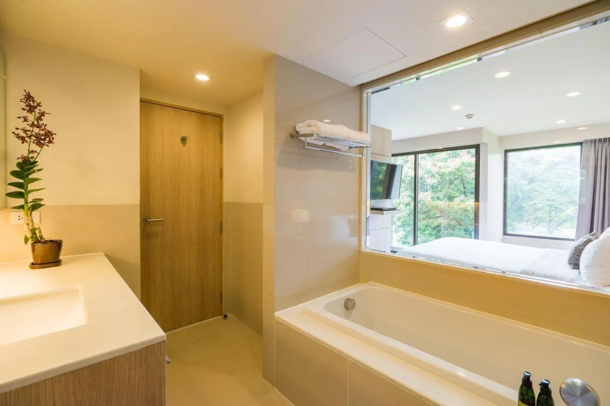Bathroom in The Residence on Thonglor by UHG