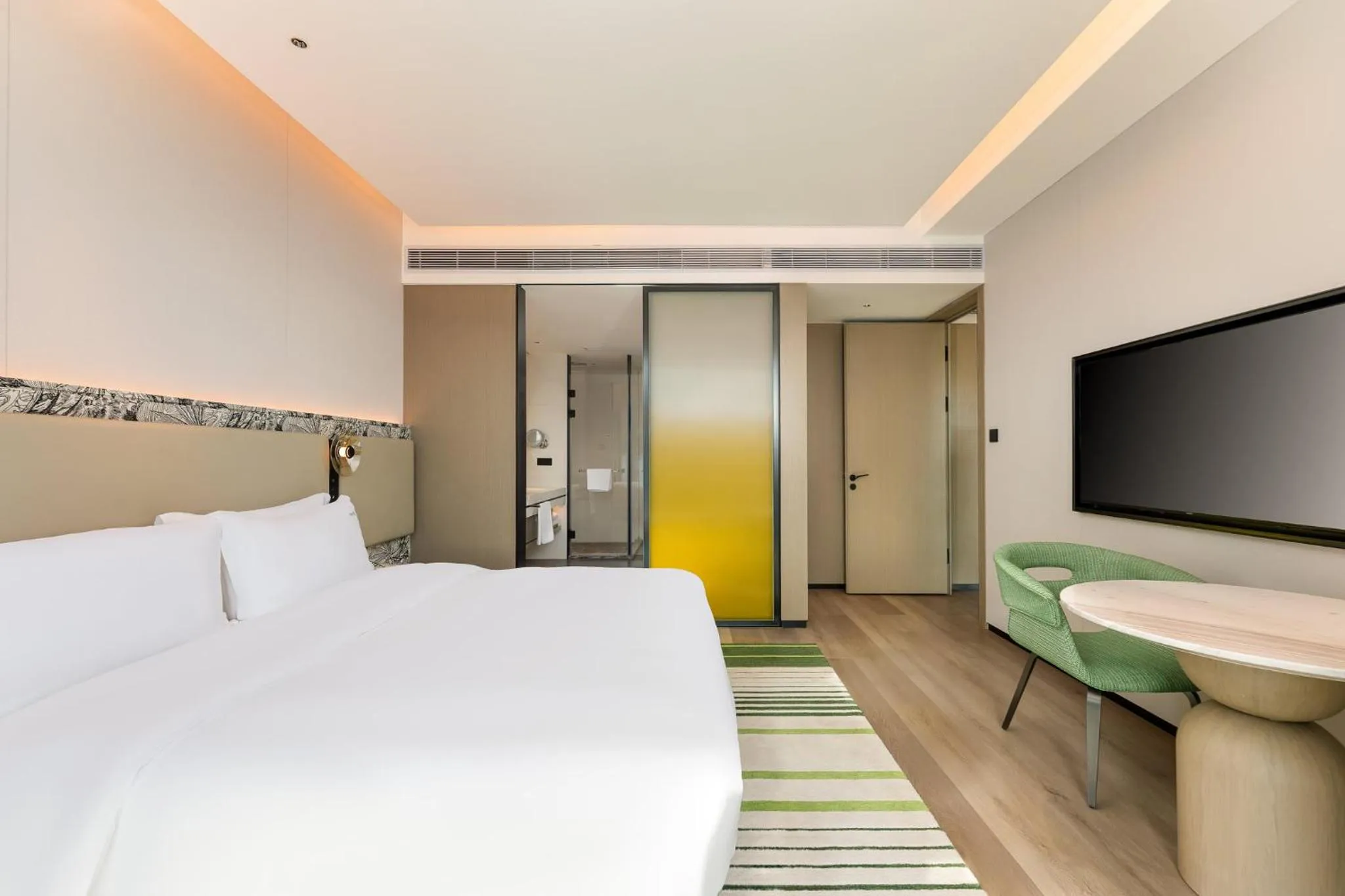 Photo of the whole room, Bed in Holiday Inn Fuzhou Exhibition Center