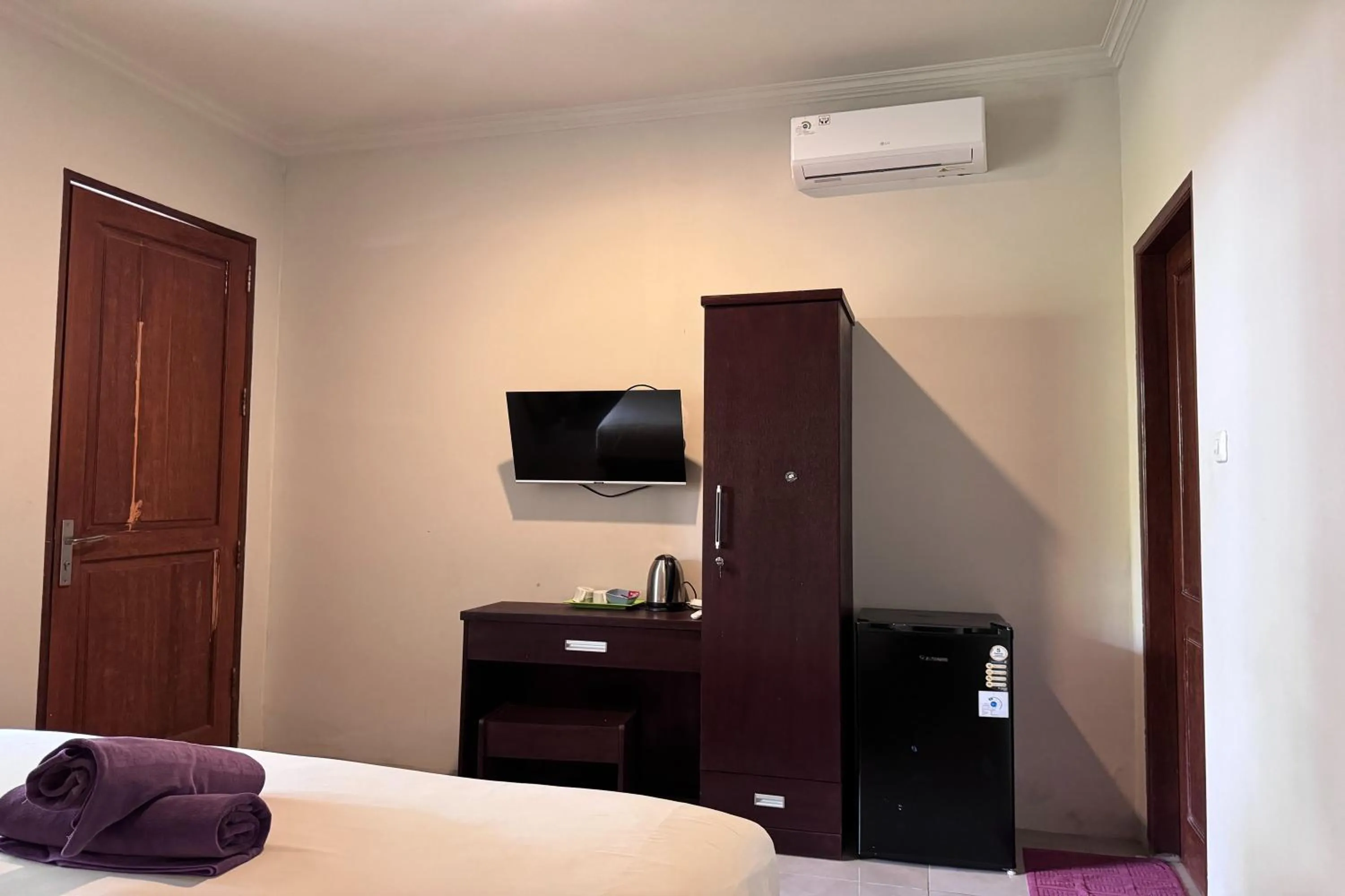 TV and multimedia, Bed in Senggigi Cottages Lombok