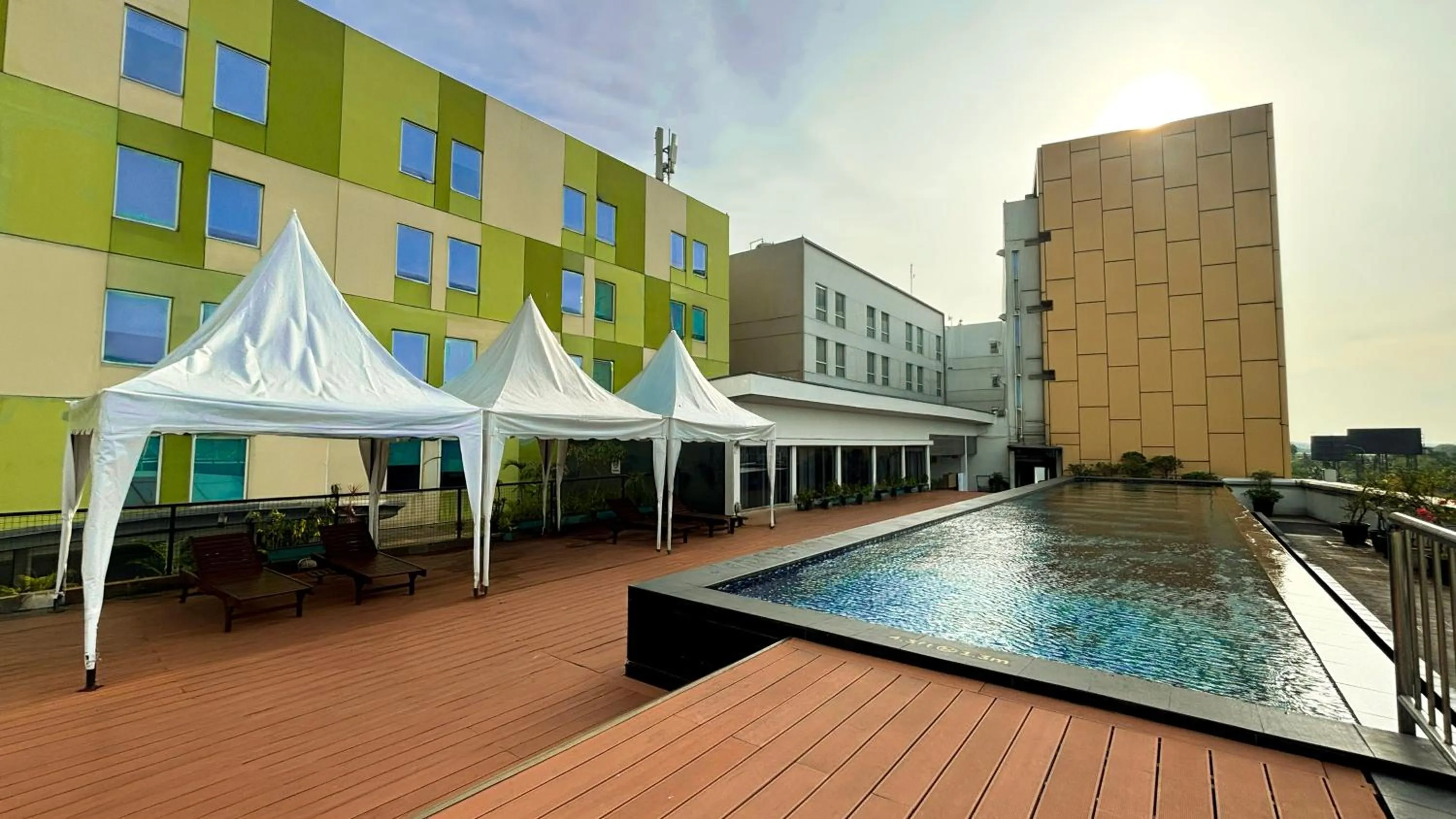 Swimming pool in Swiss-Belhotel Airport Jakarta