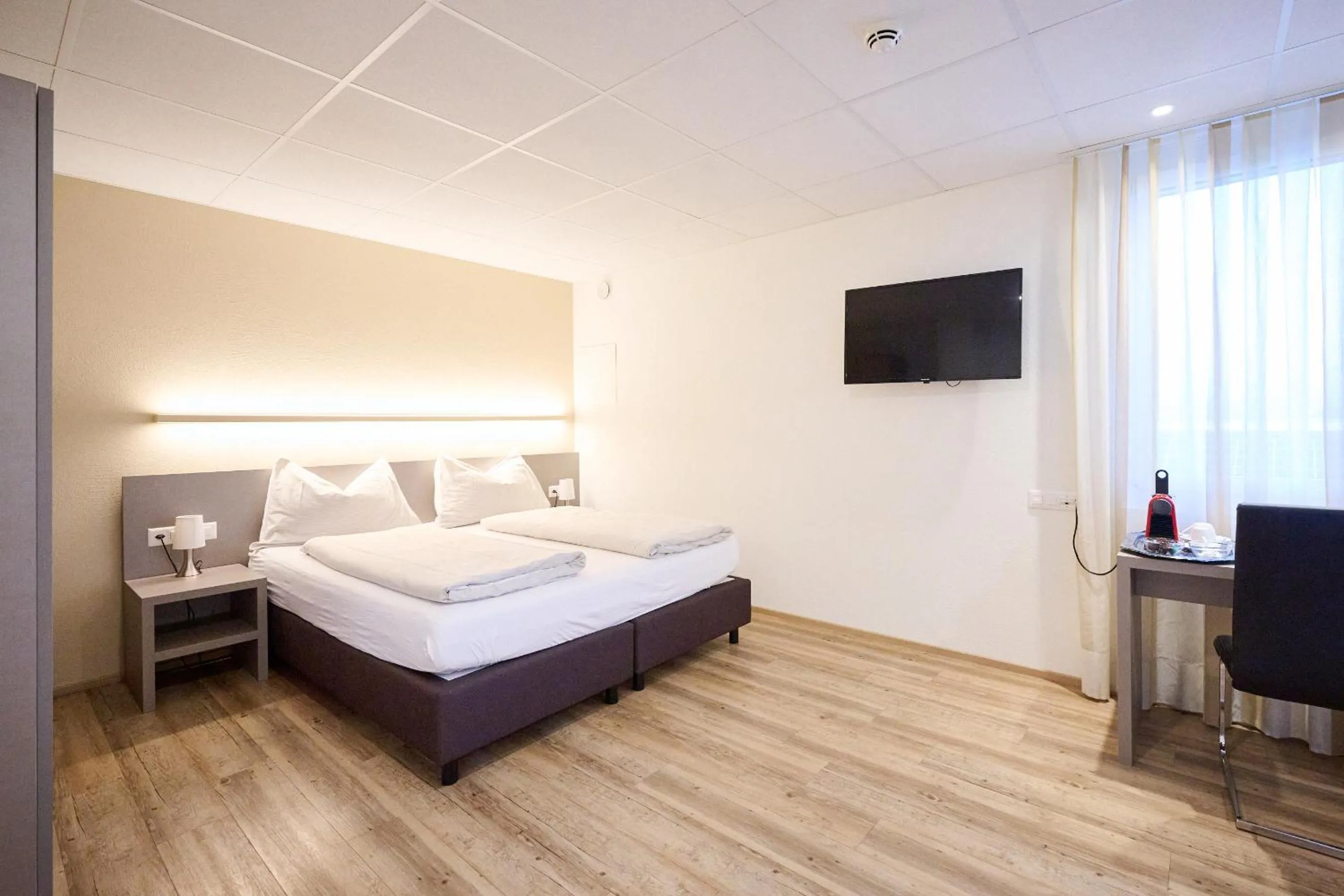 Photo of the whole room, Bed in Smart Hotel Kreisel --Self check-In