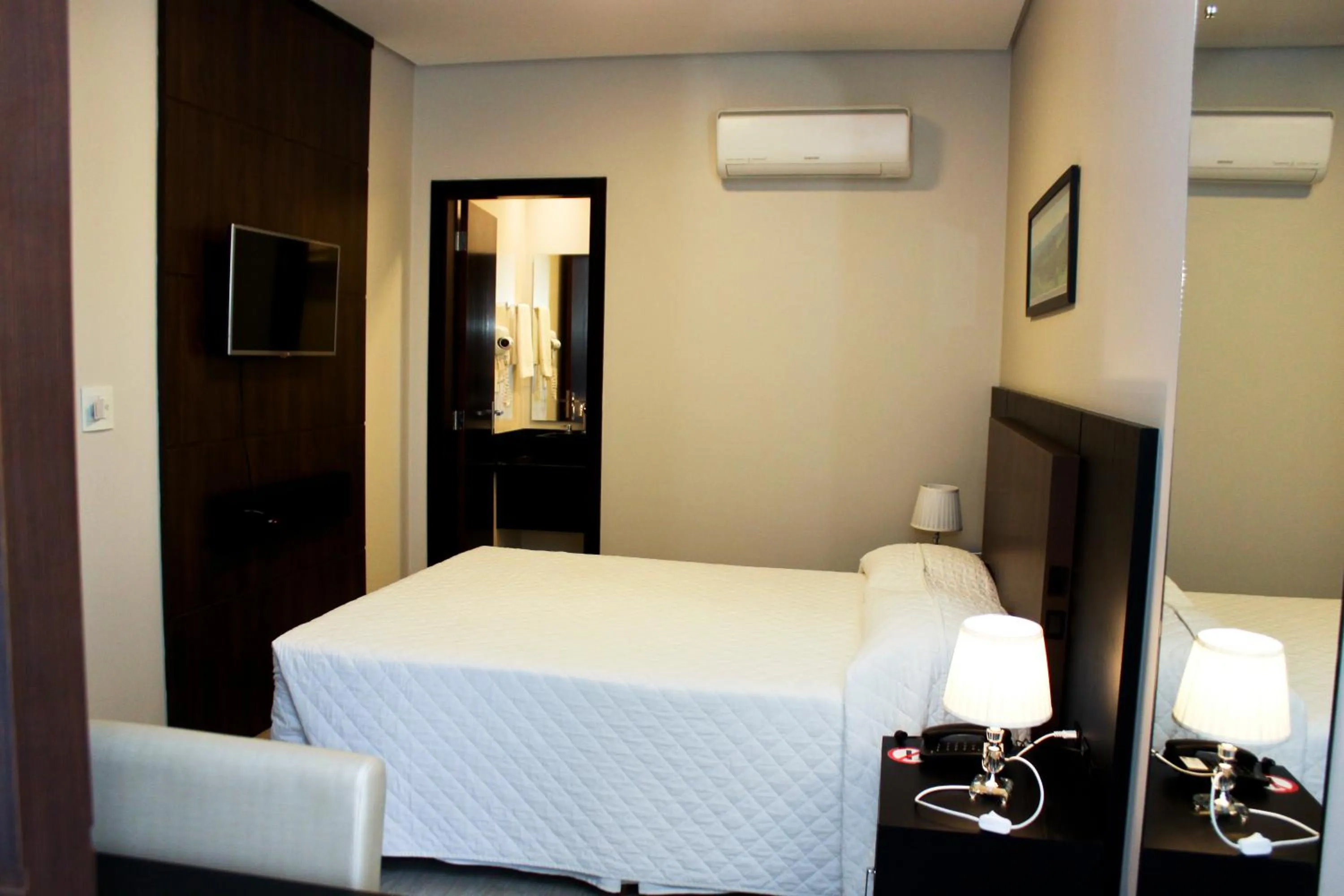 Bedroom, Bed in Blue Hill Hotel