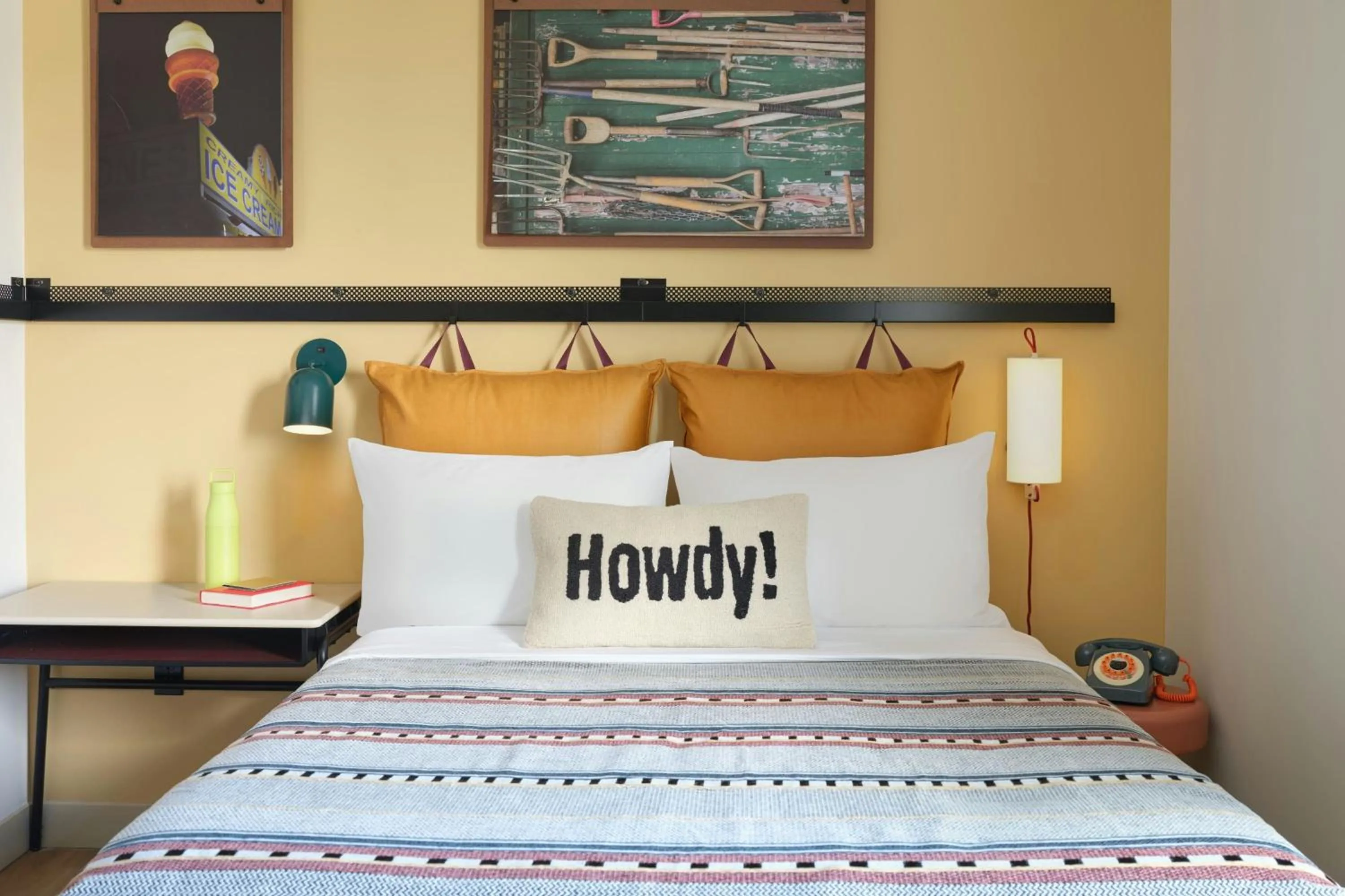 Photo of the whole room, Bed in Moxy Fayetteville