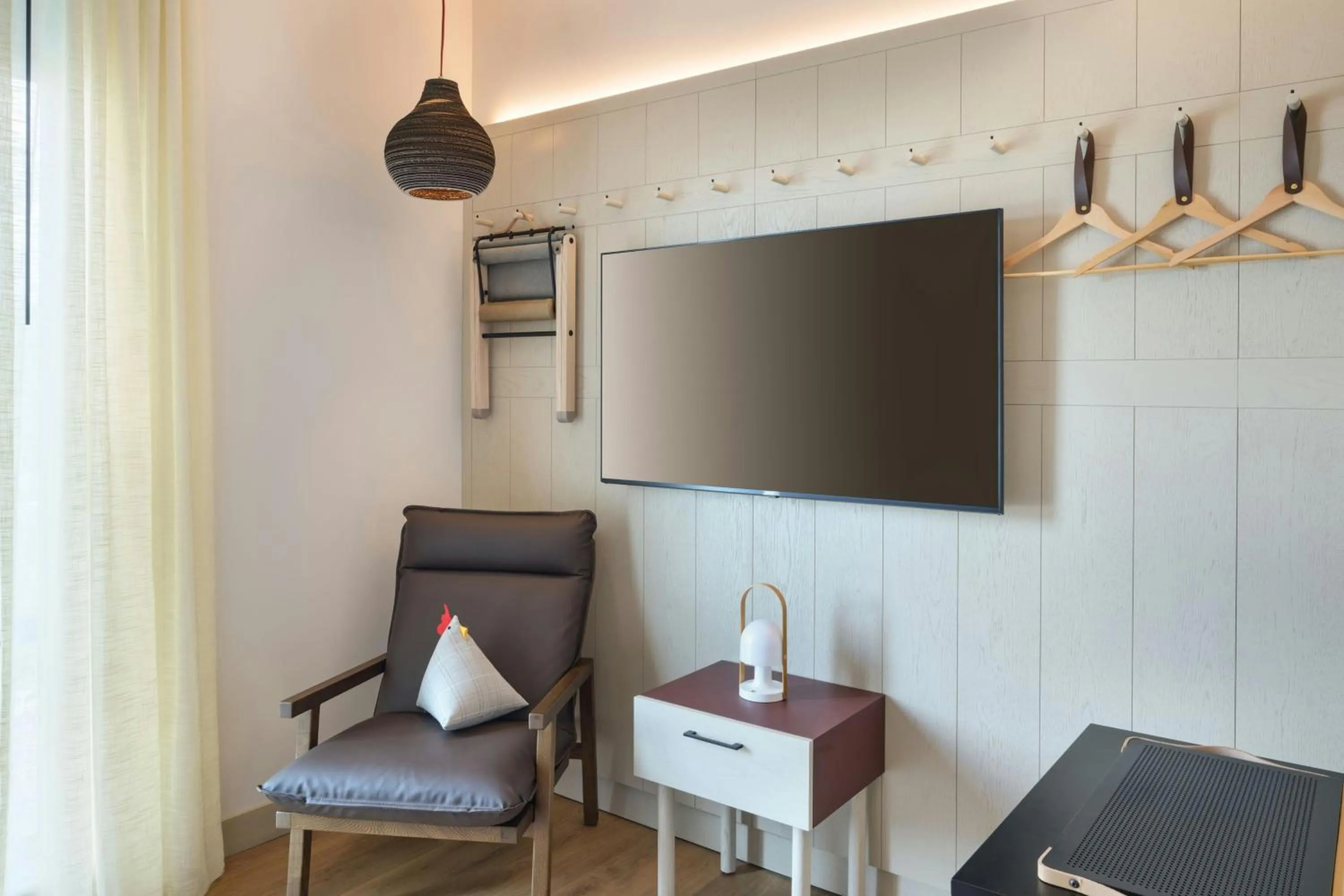 Photo of the whole room in Moxy Fayetteville