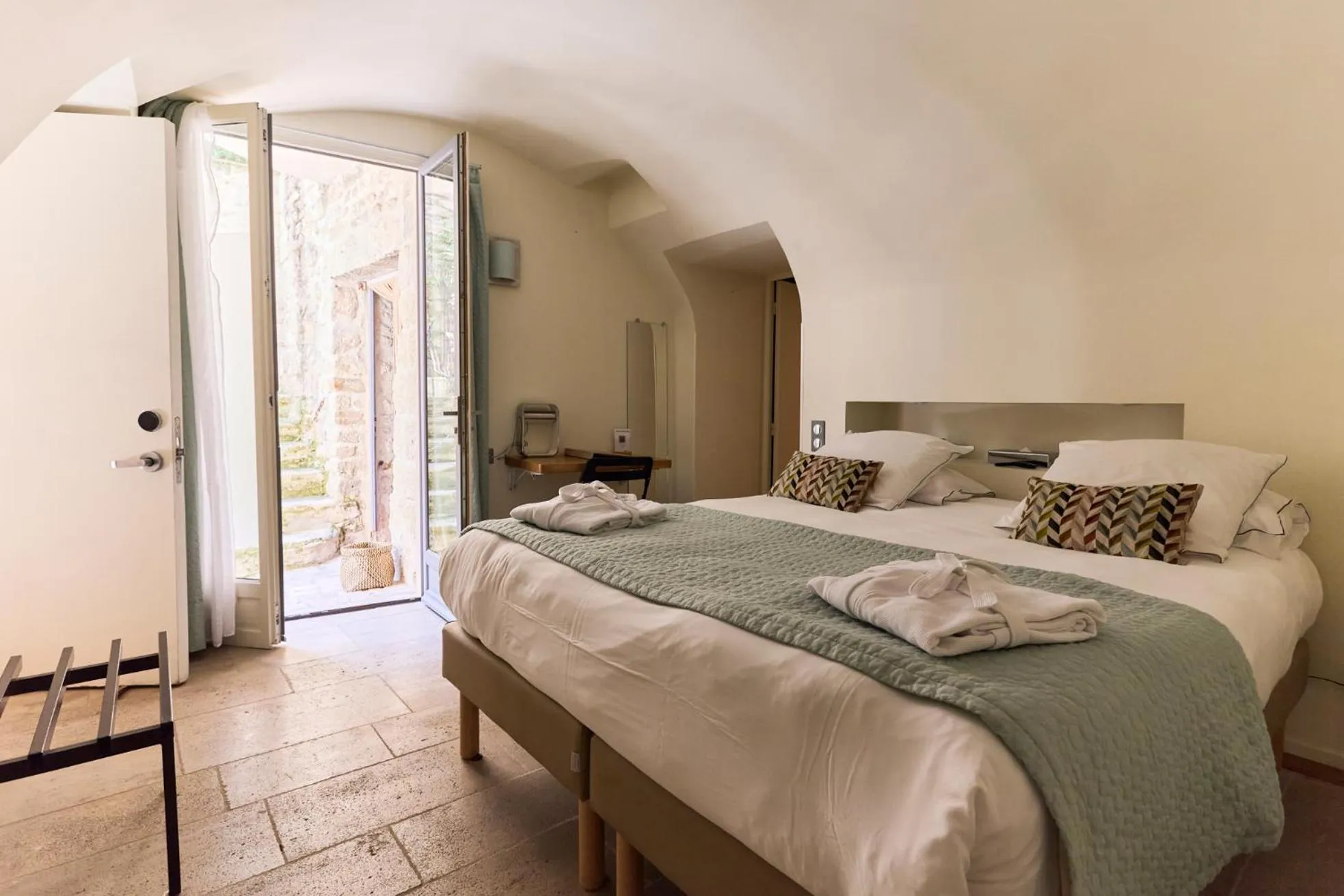 Patio, Bed in Boutique Hôtel Entraigues