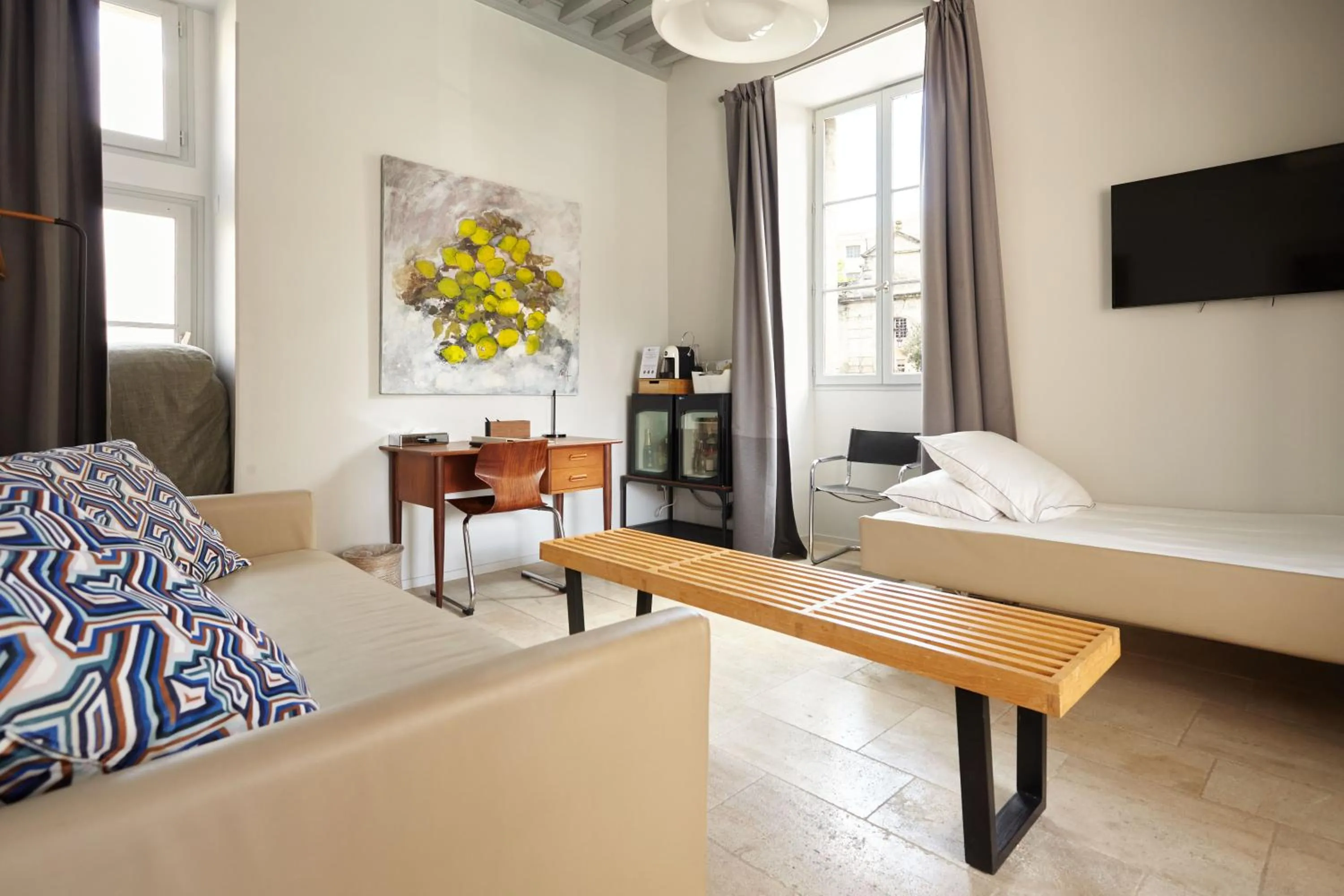 Living room, Bed in Boutique Hôtel Entraigues