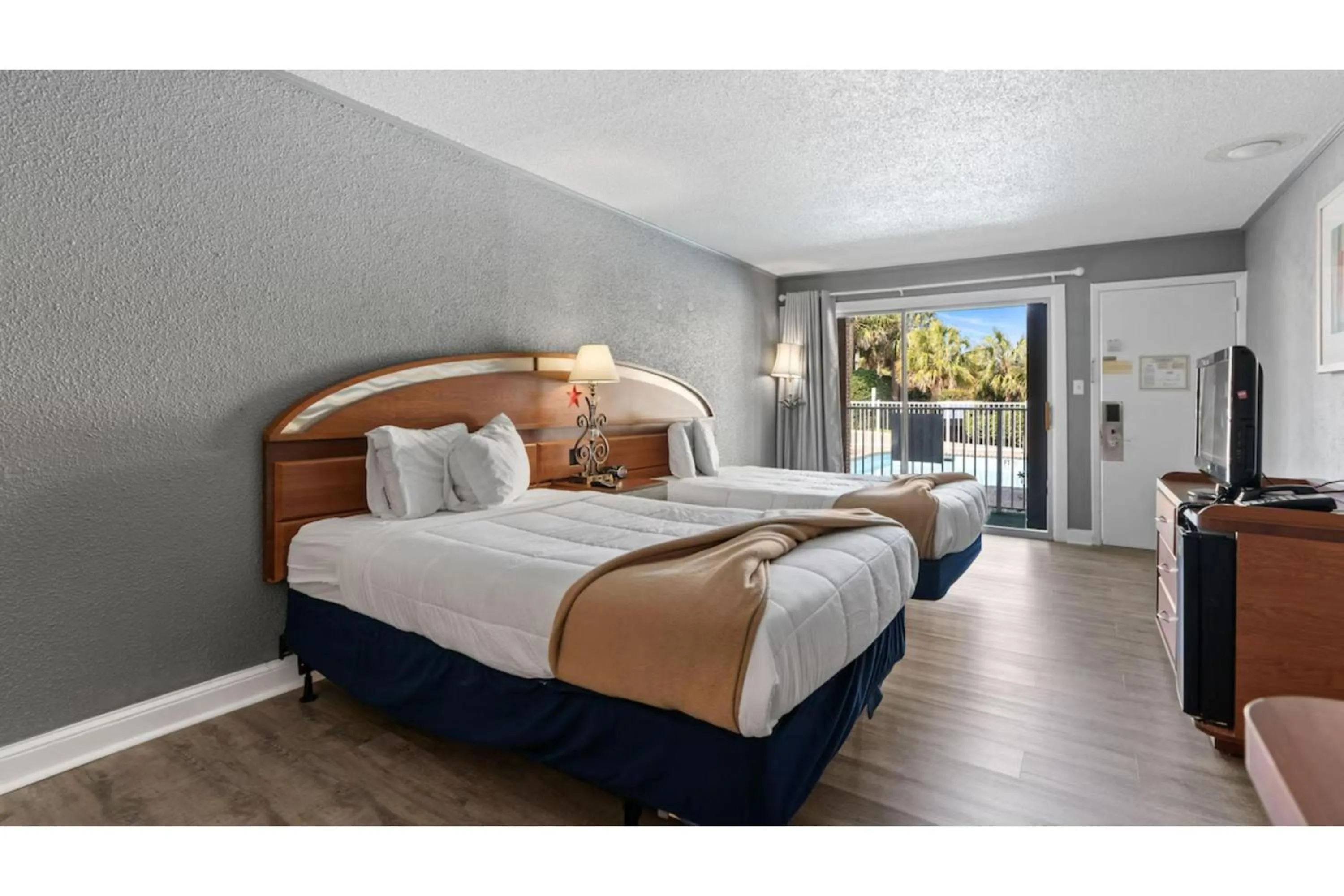 Bedroom, Bed in Capital O Sunset Waves Hotel Myrtle Beach Oceanfront