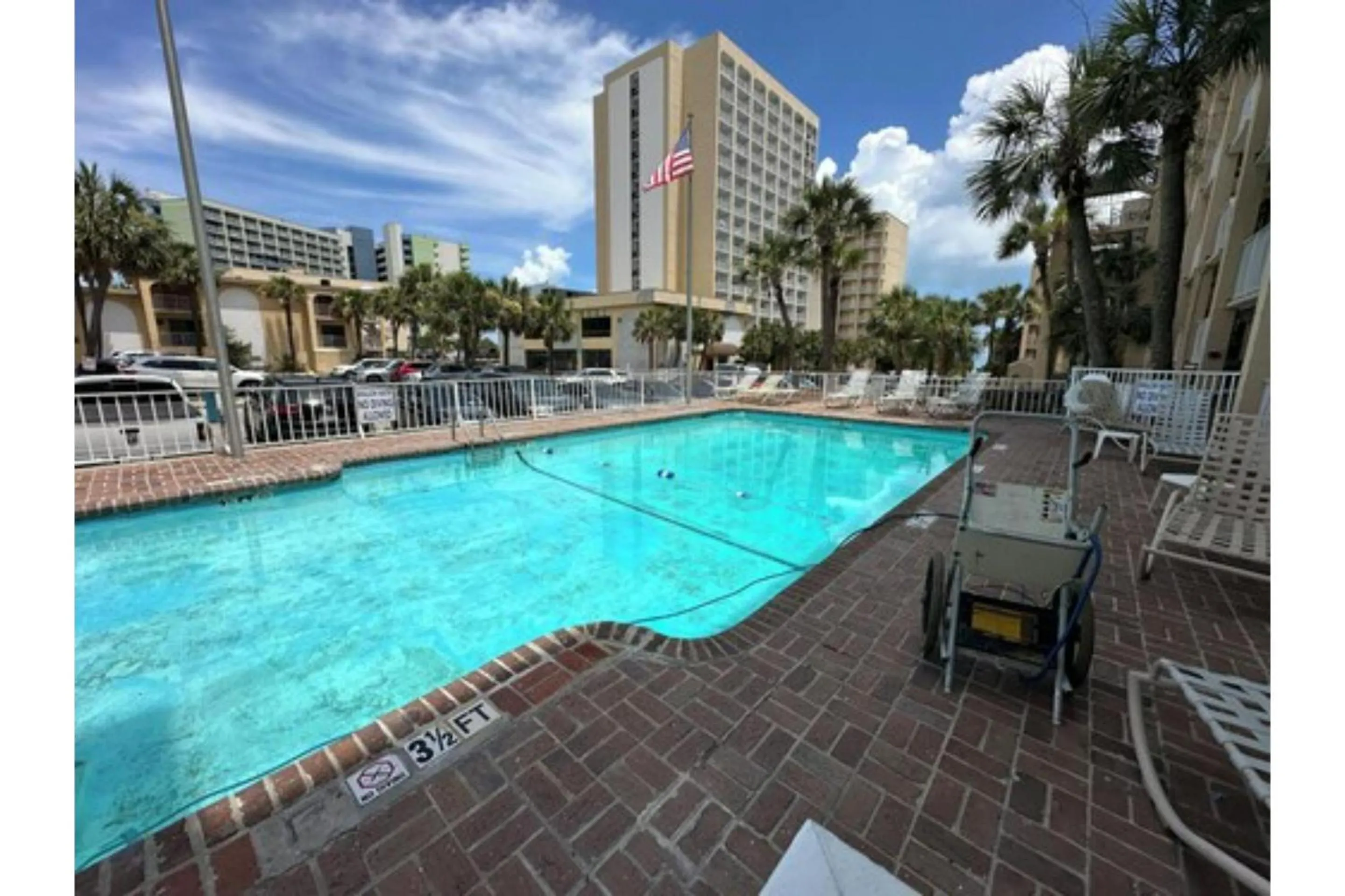 Swimming pool in Capital O Sunset Waves Hotel Myrtle Beach Oceanfront