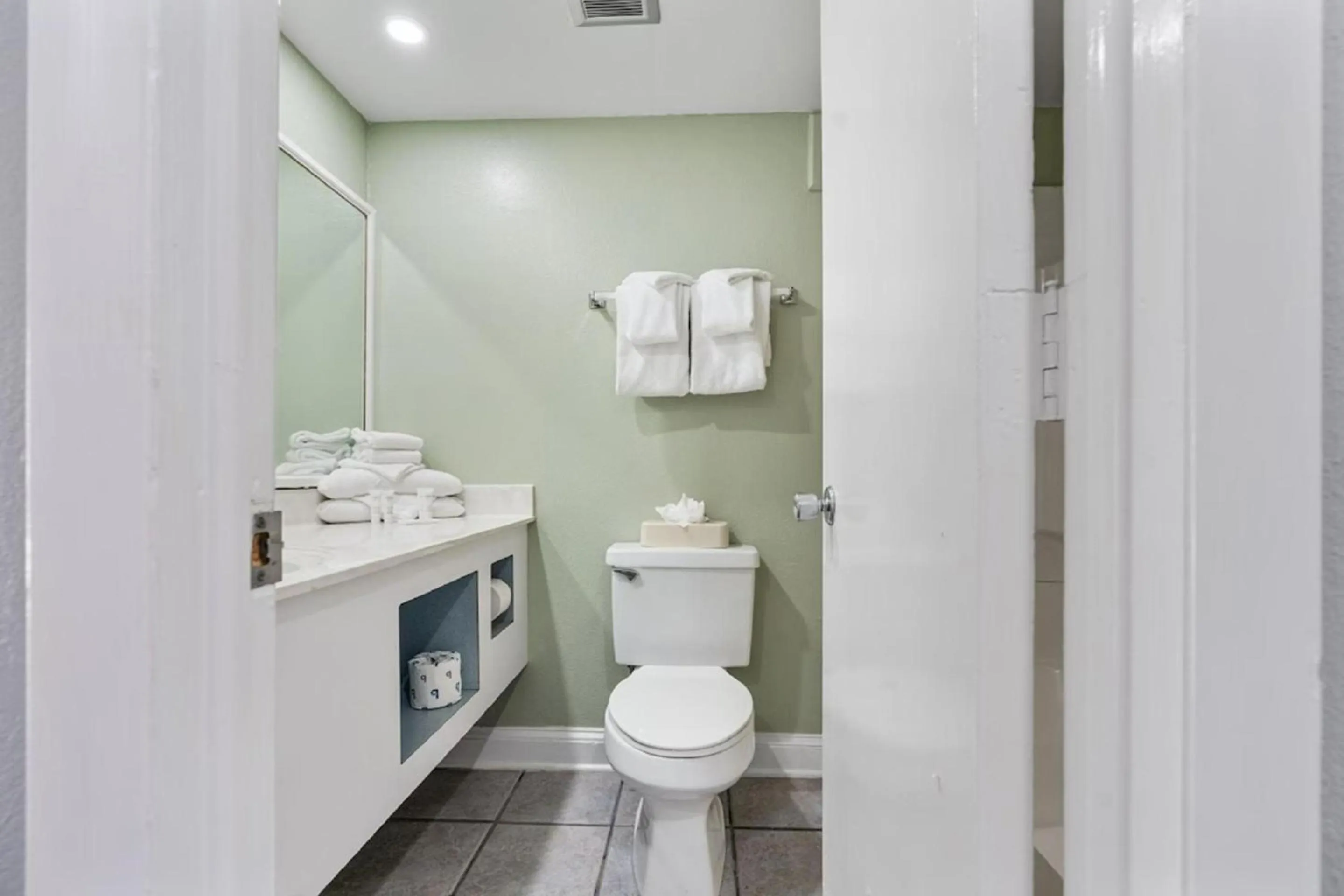 Bedroom in Capital O Sunset Waves Hotel Myrtle Beach Oceanfront