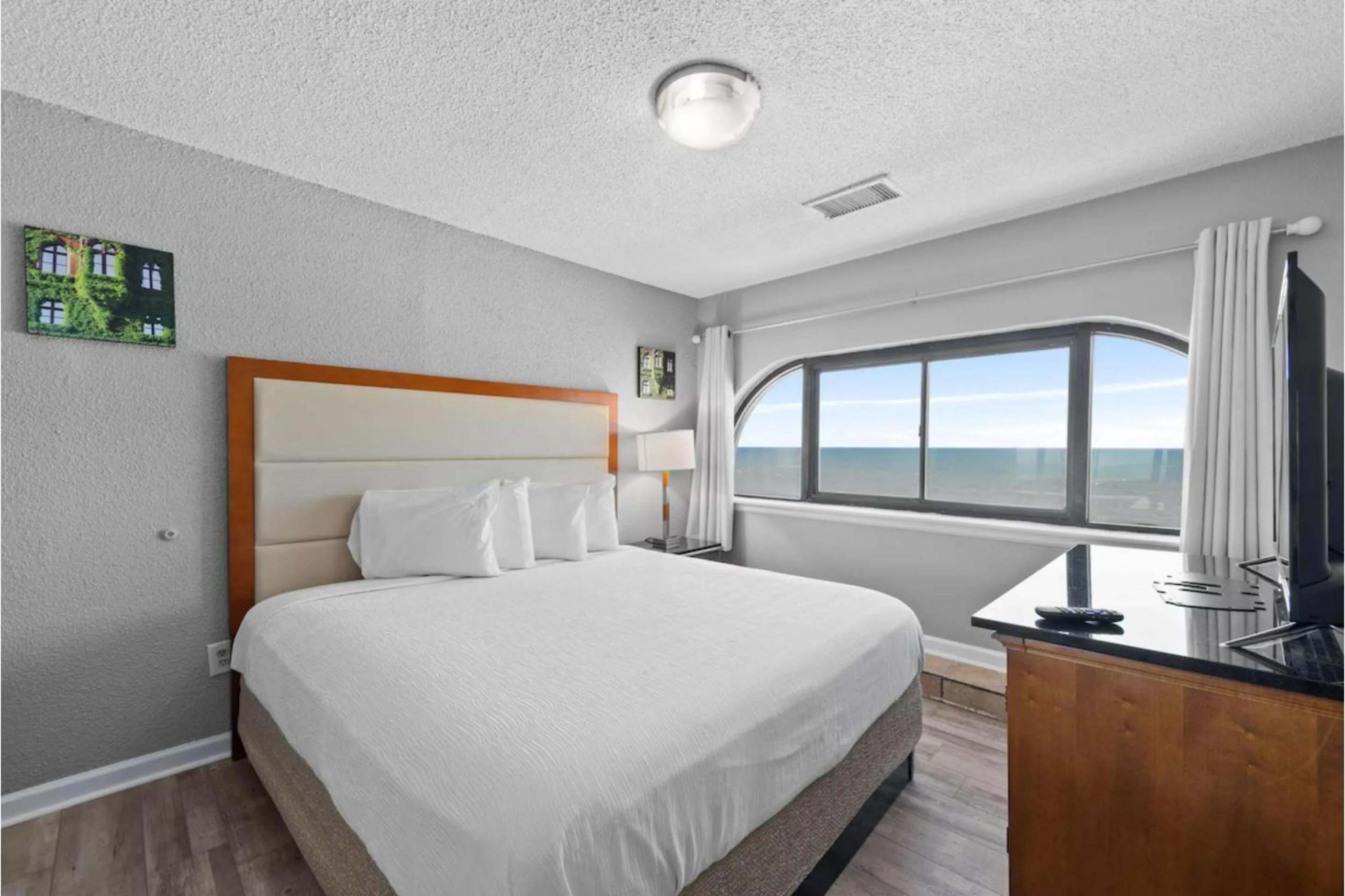 Bedroom, Bed in Capital O Sunset Waves Hotel Myrtle Beach Oceanfront