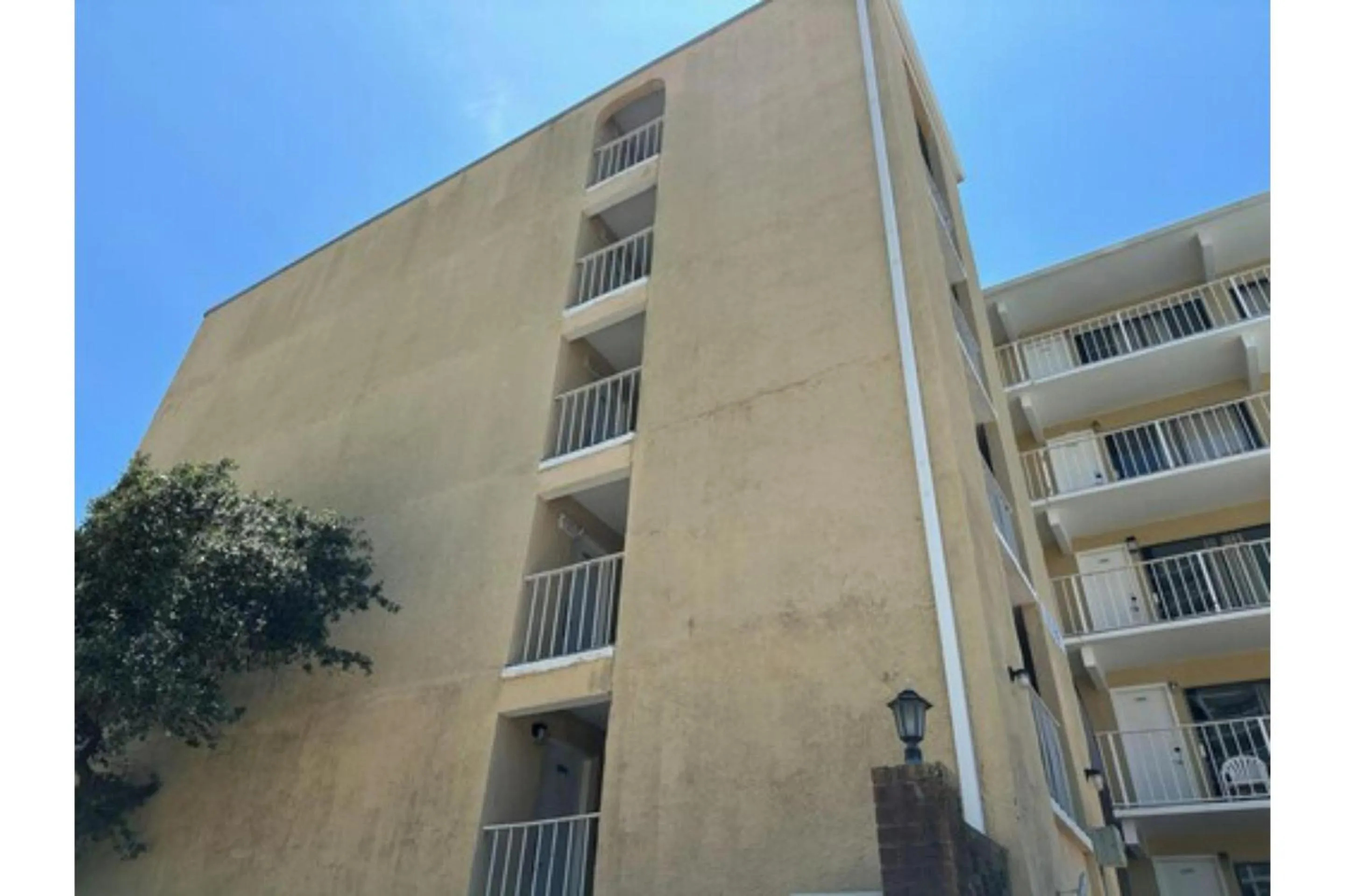 Property building in Capital O Sunset Waves Hotel Myrtle Beach Oceanfront