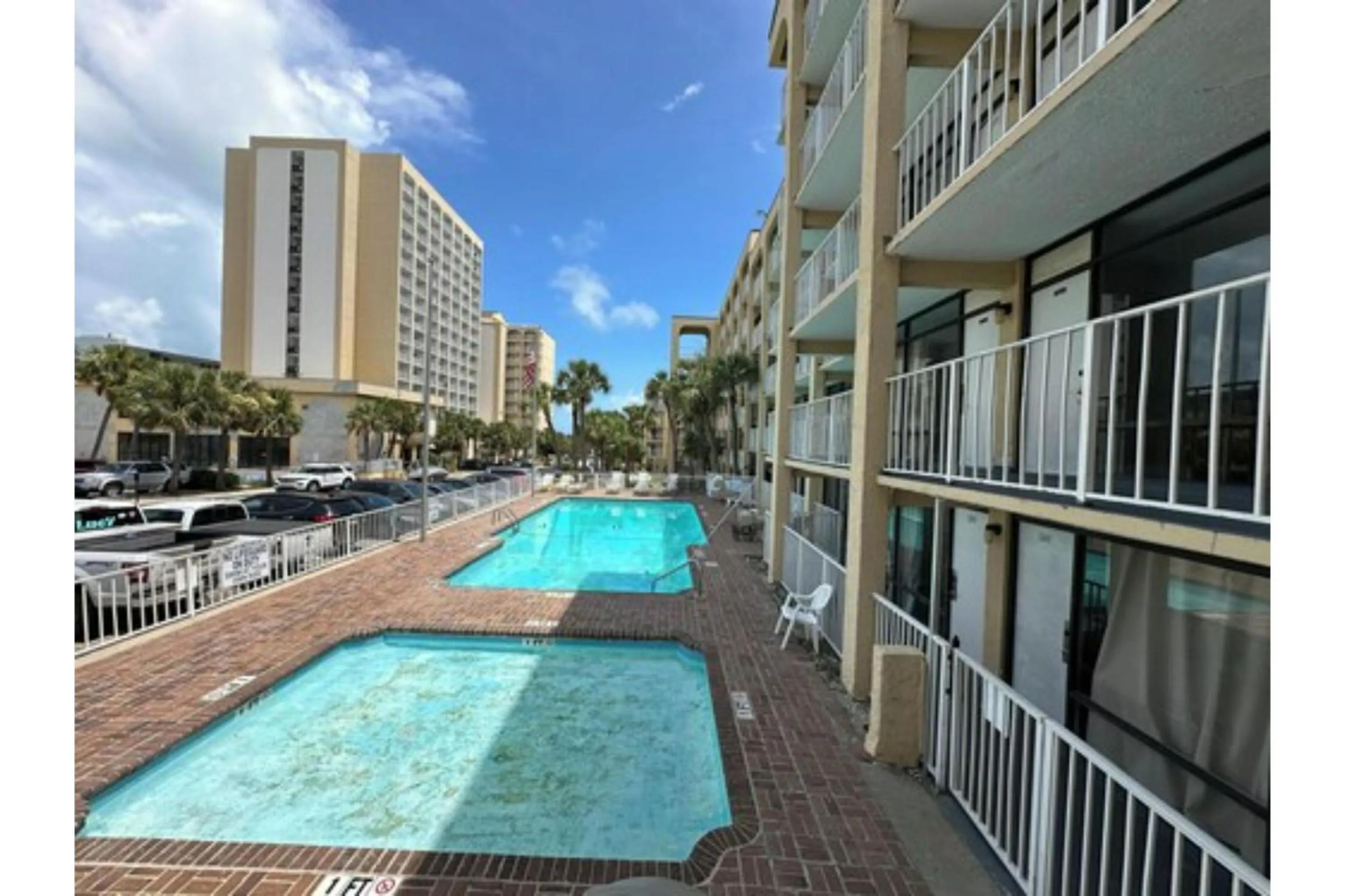 Swimming pool in Capital O Sunset Waves Hotel Myrtle Beach Oceanfront