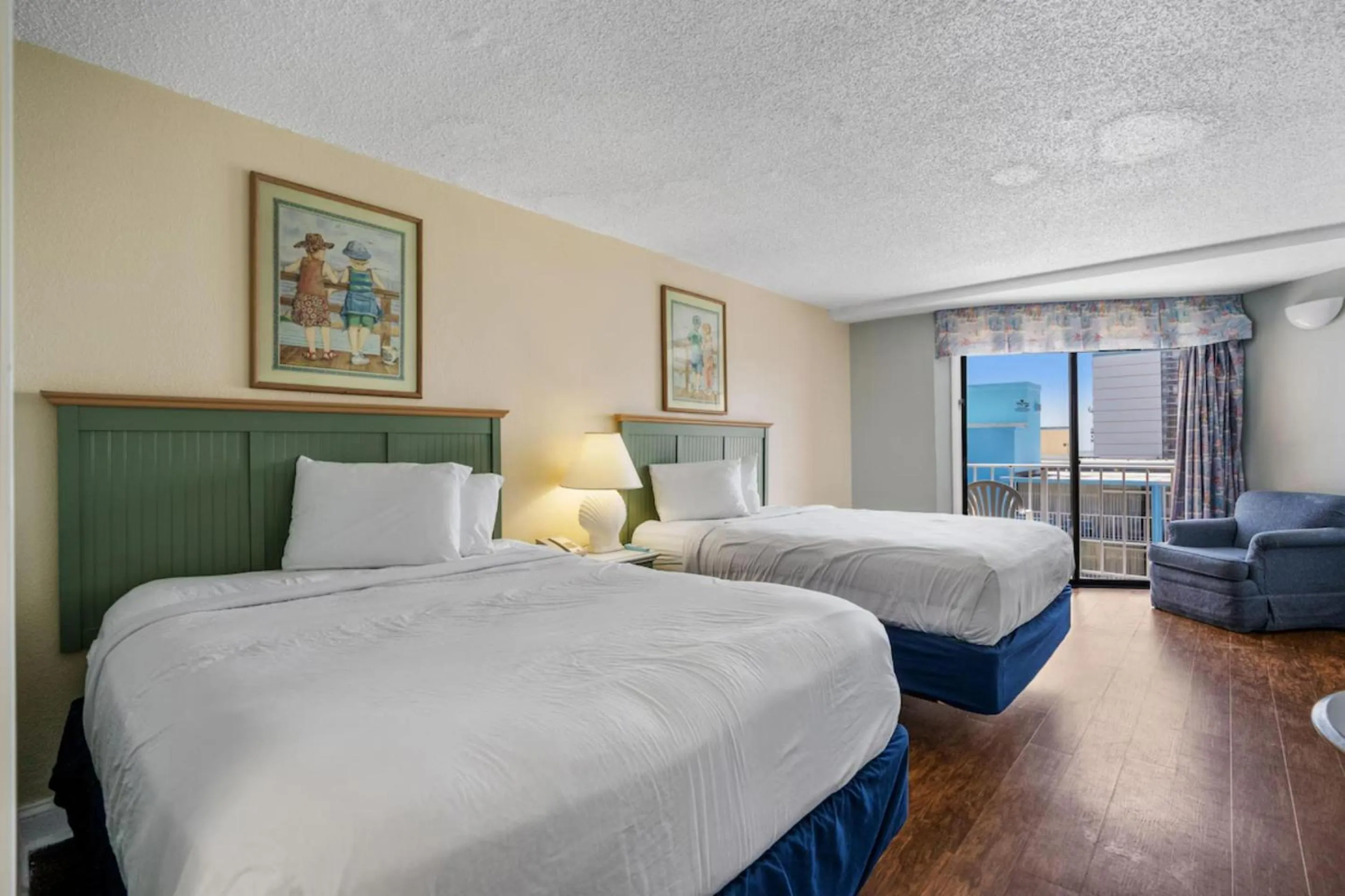 Bedroom, Bed in Capital O Sunset Waves Hotel Myrtle Beach Oceanfront