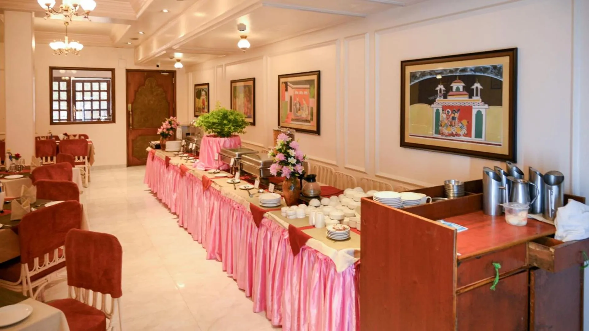 Restaurant/places to eat in Hotel Pradeep