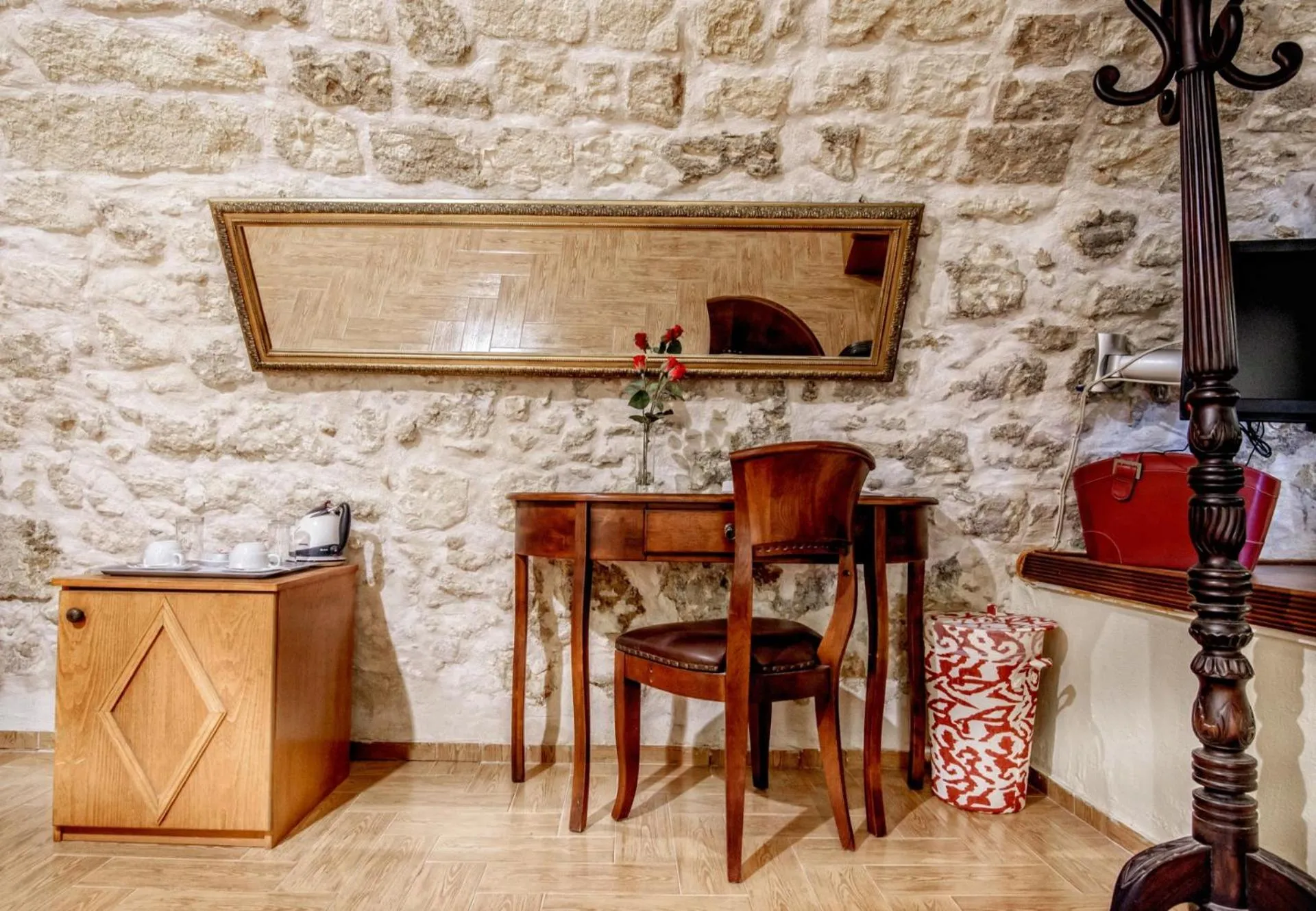 Area and facilities in Leo Hotel