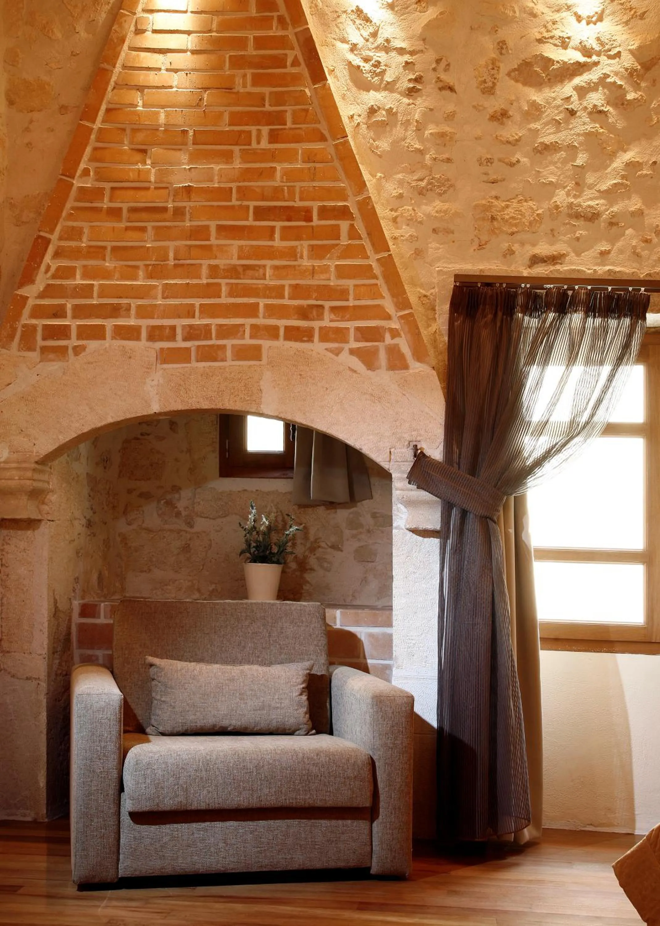 Bedroom in Leo Hotel