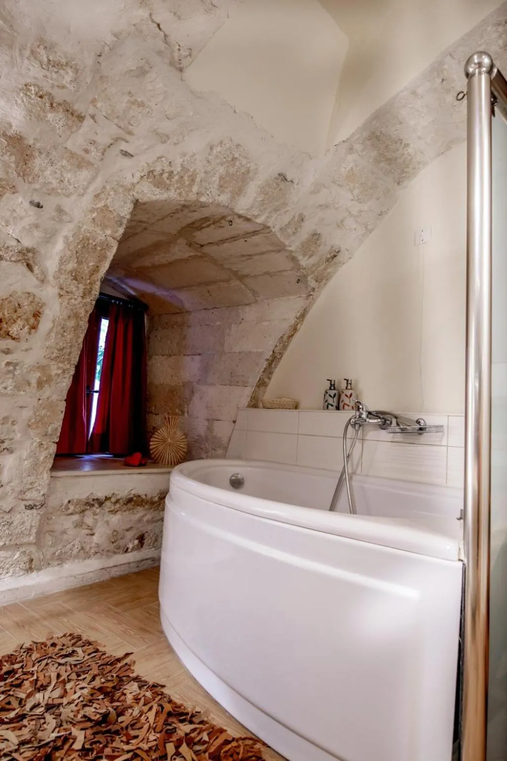 Bathroom in Leo Hotel