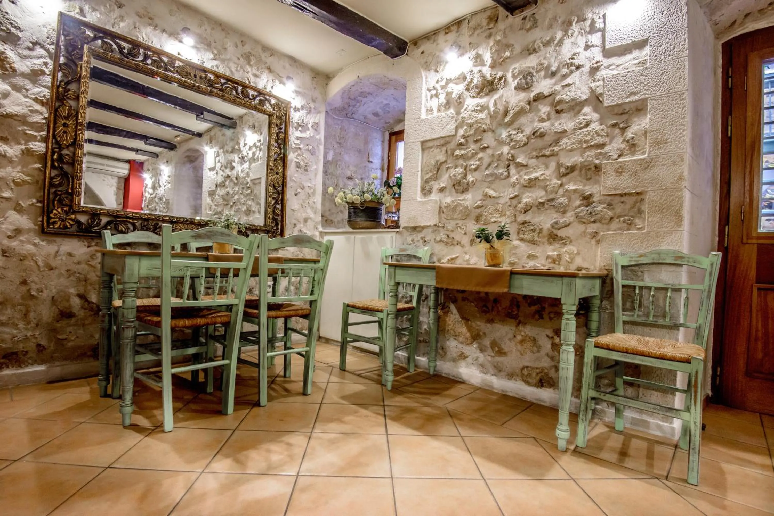 Lounge or bar in Leo Hotel