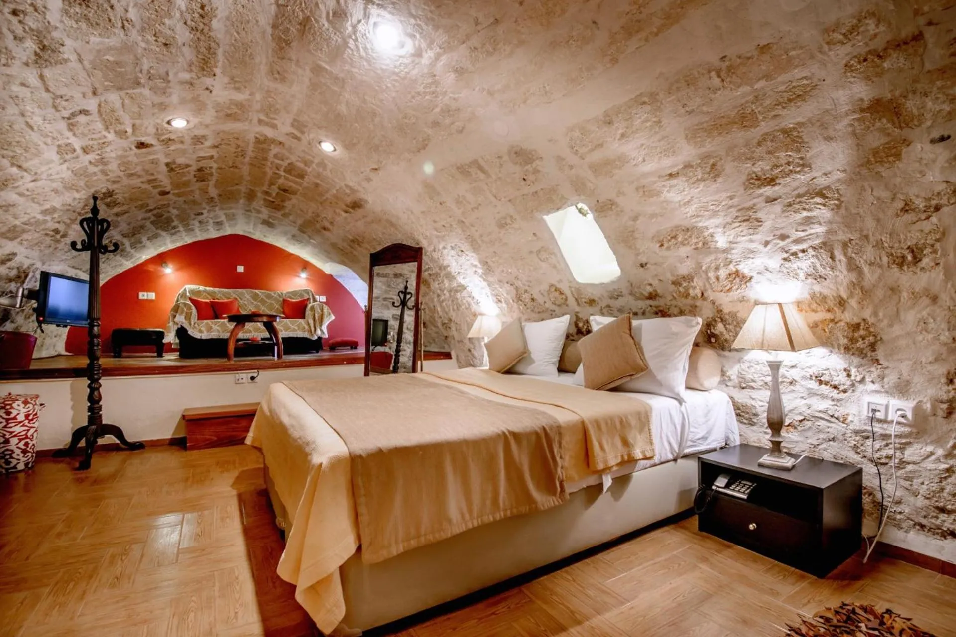 Photo of the whole room, Bed in Leo Hotel