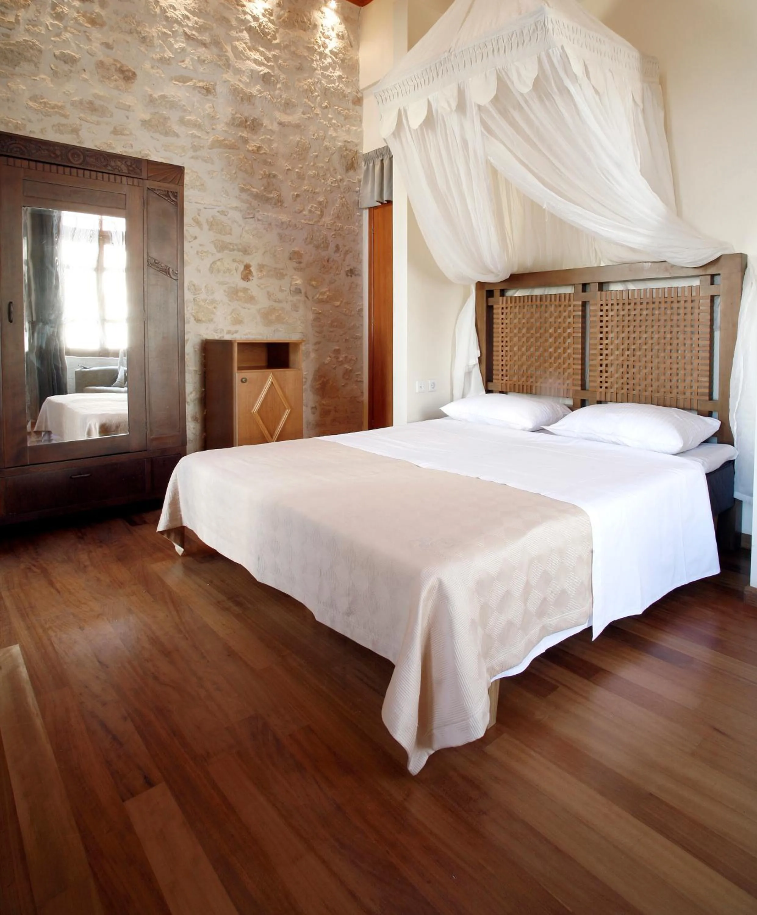 Bedroom, Bed in Leo Hotel