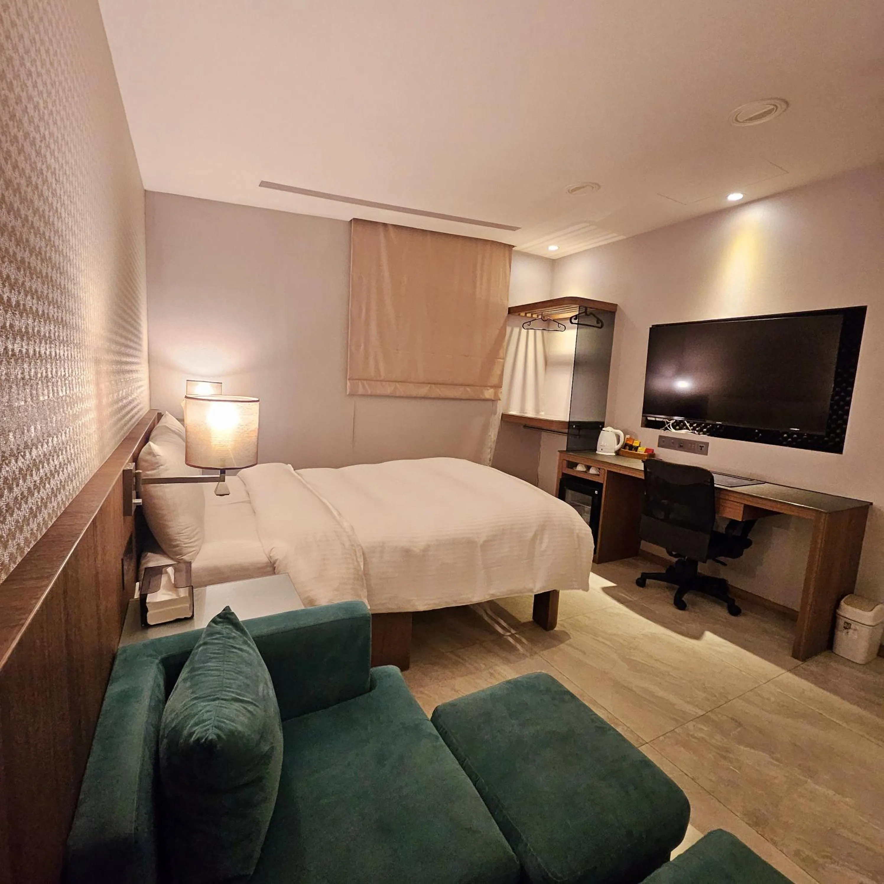 Photo of the whole room, Bed in Beauty Hotels Taipei - B7 Journey