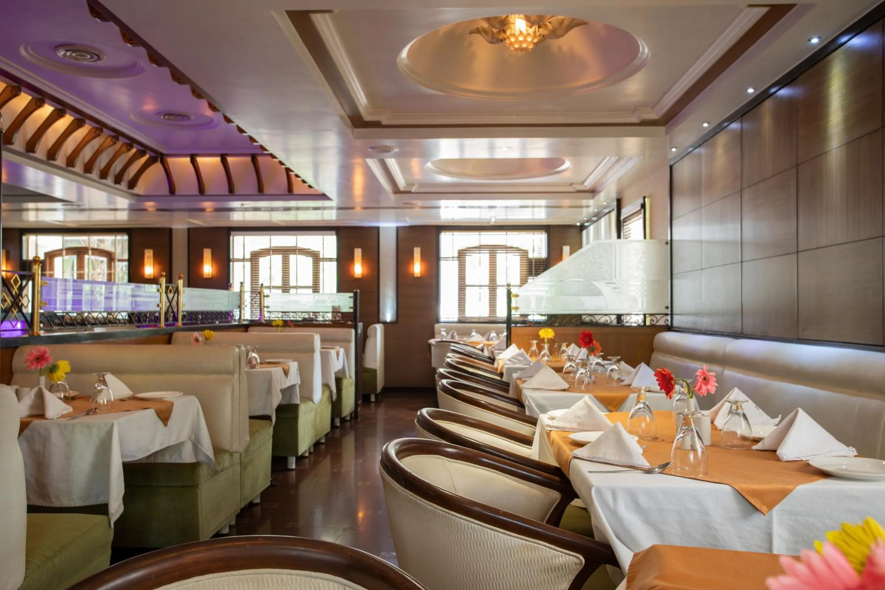 Restaurant/places to eat in Hotel Dwaraka Residency