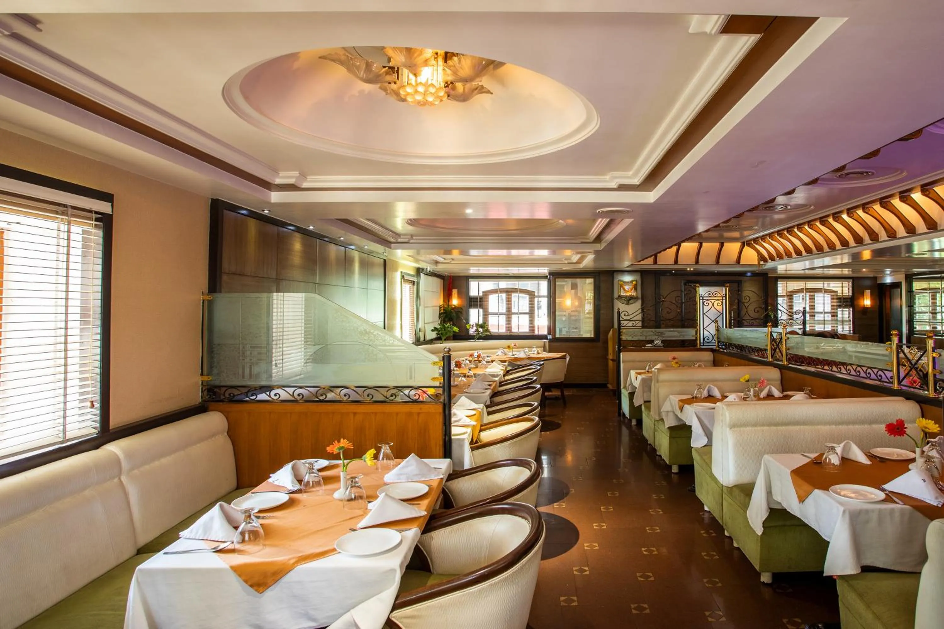 Restaurant/places to eat in Hotel Dwaraka Residency