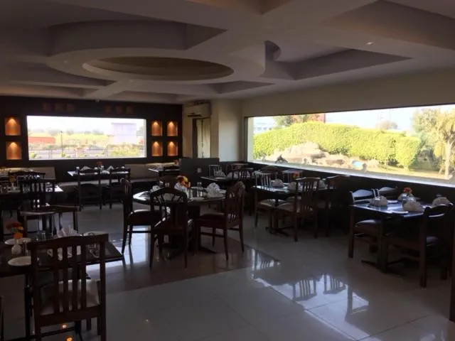 Restaurant/places to eat in Shiva Oasis Resort
