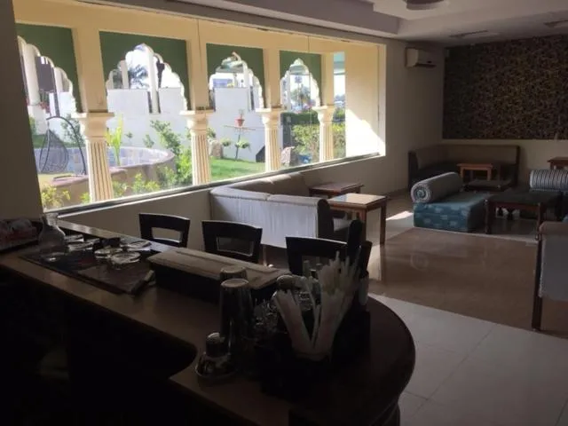 Restaurant/places to eat in Shiva Oasis Resort