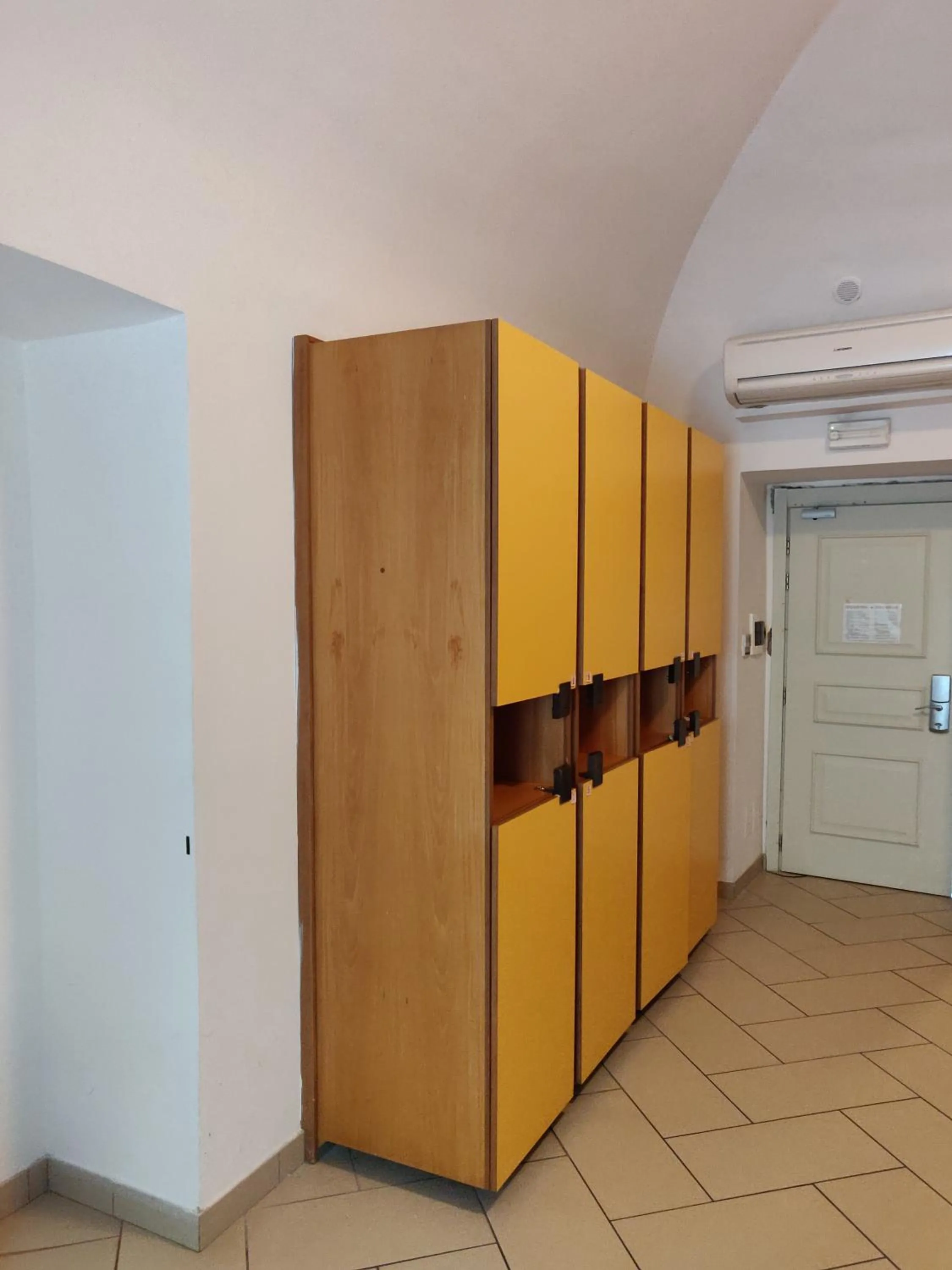 microwave in Seven Hostel & Rooms