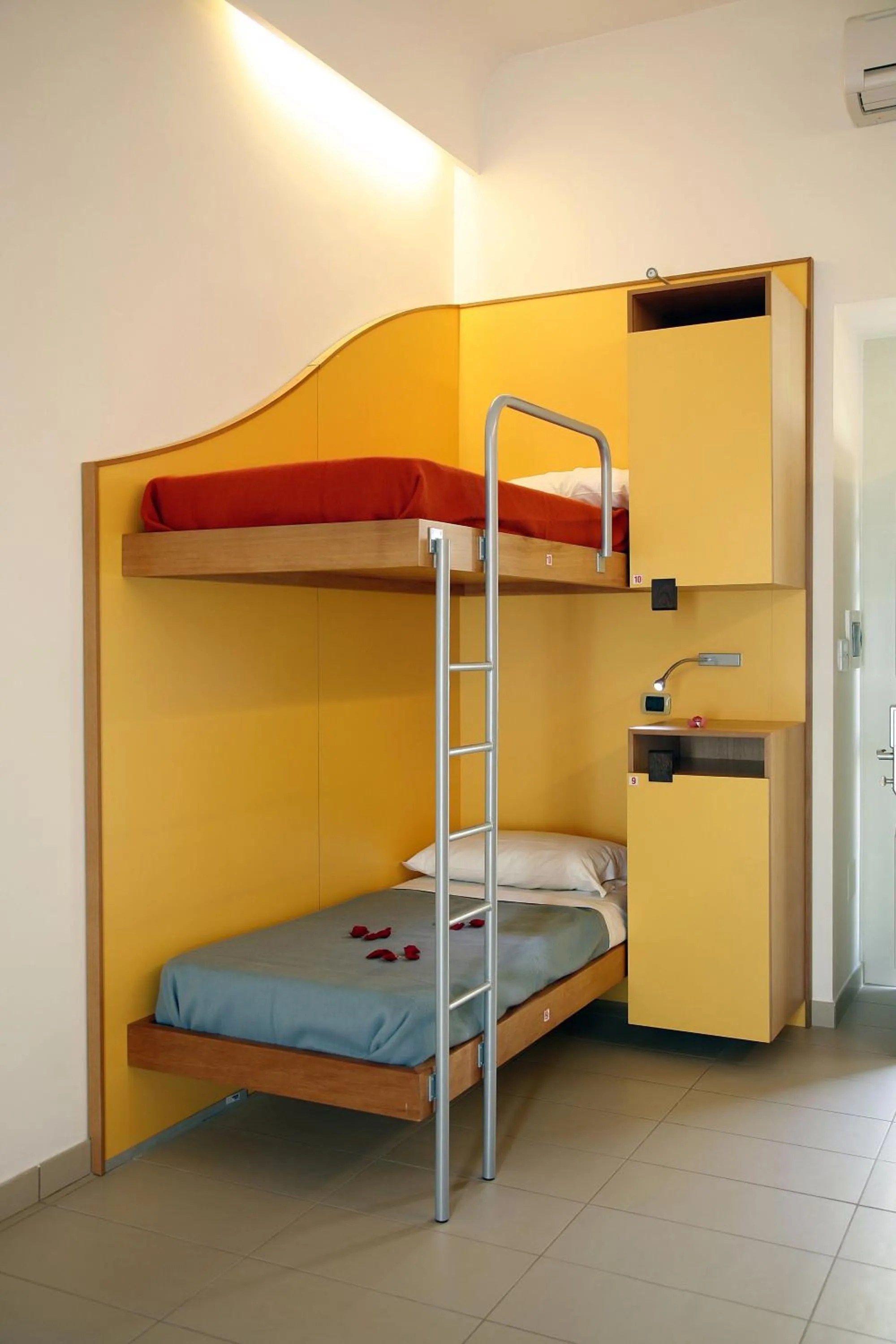 bunk bed, Bed in Seven Hostel & Rooms