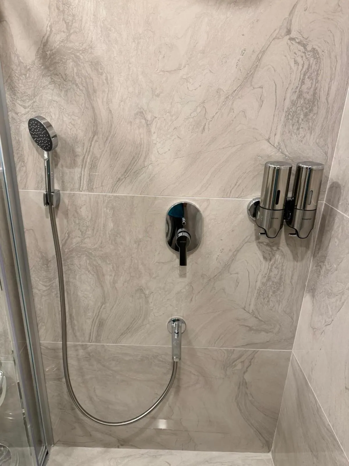 Shower in Gnc Airport Hotel