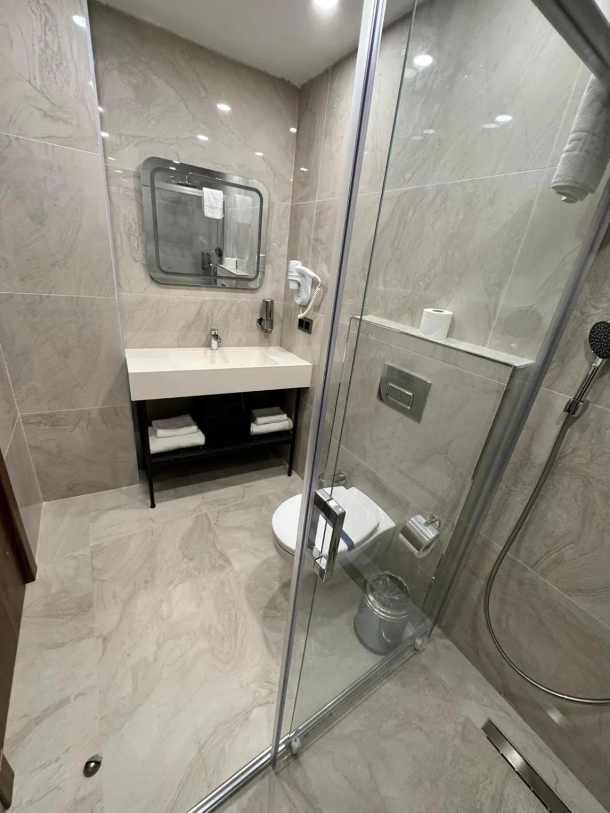 Shower in Gnc Airport Hotel