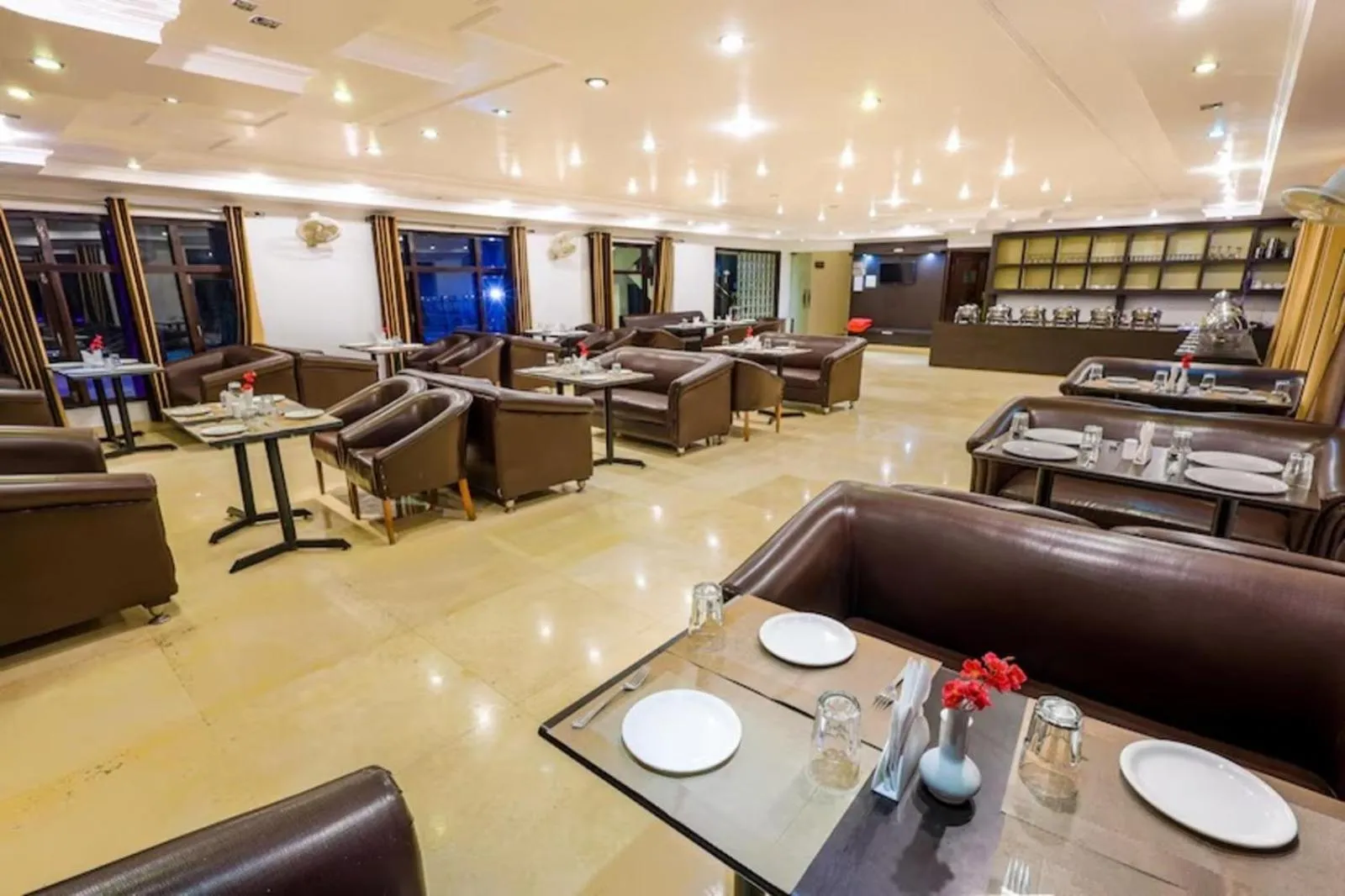 Restaurant/places to eat in Hotel Vaapi Comfort inn