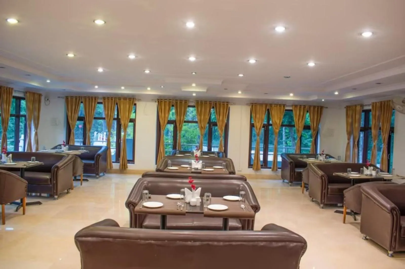 Restaurant/places to eat in Hotel Vaapi Comfort inn