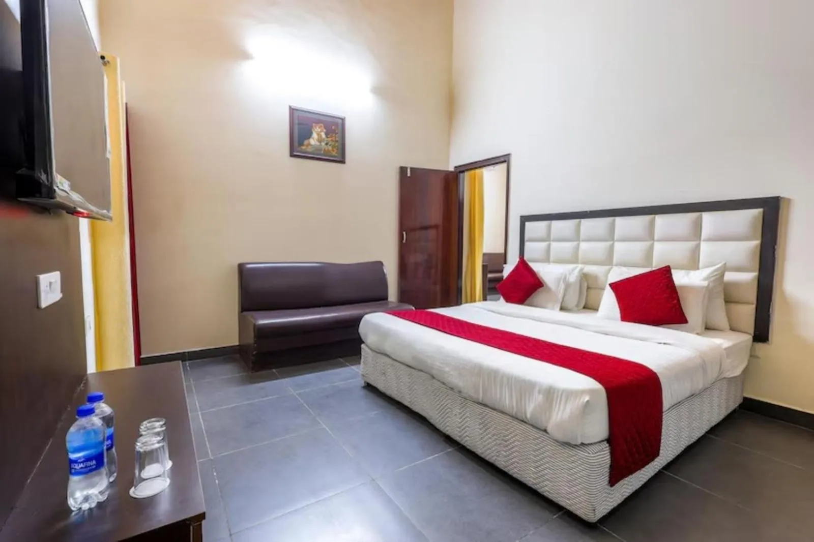 Bedroom, Bed in Hotel Vaapi Comfort inn